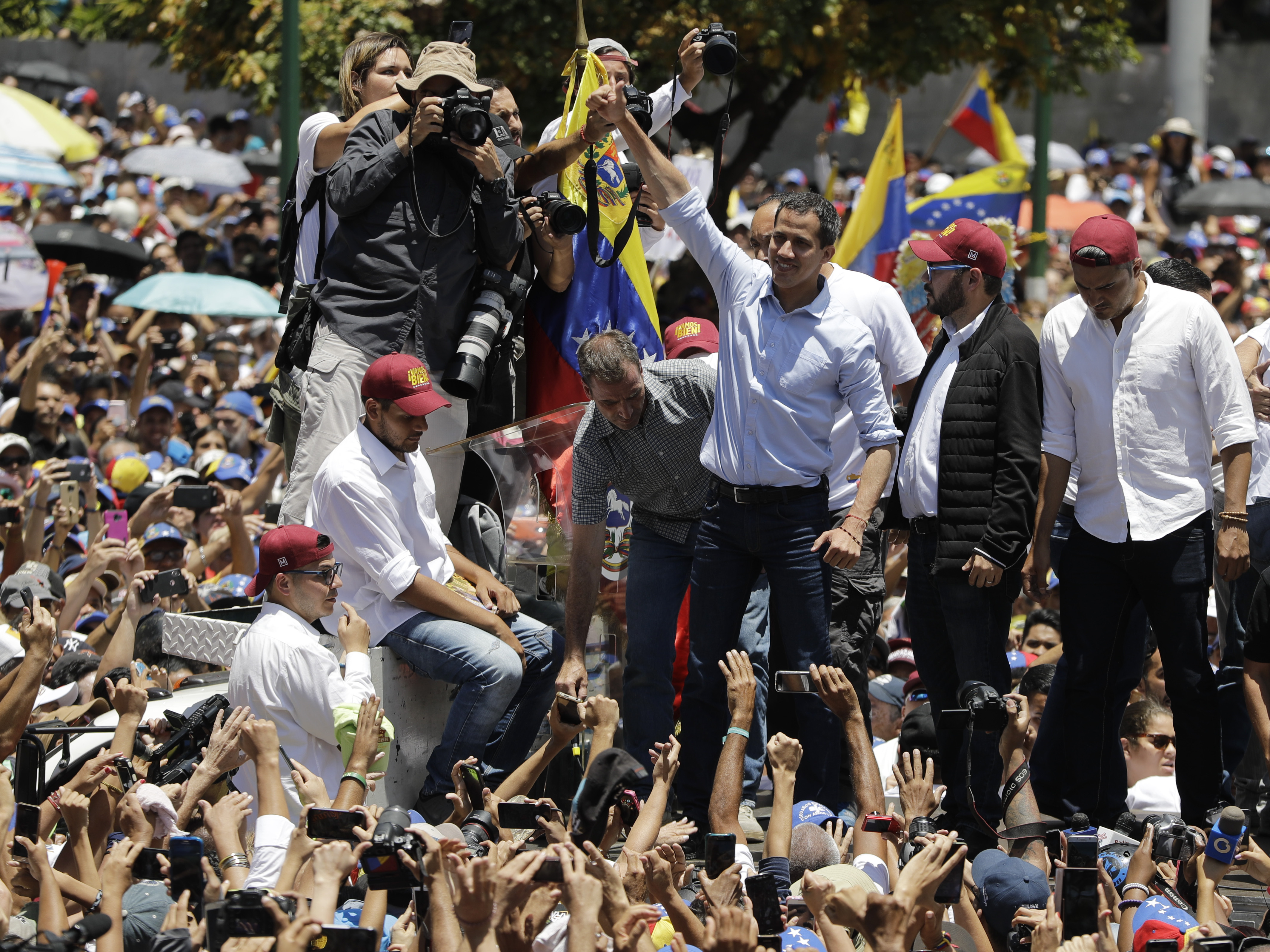 El líder opositor Juan Guaidó durante la marcha de este 6 de abril en Caracas. AP