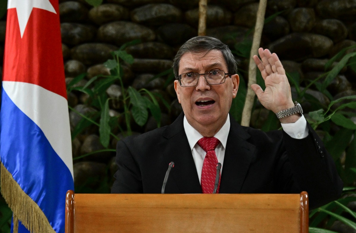 El ministro de Relaciones Exteriores de Cuba, Bruno Rodríguez Parrilla, hace un gesto mientras habla durante una conferencia de prensa en la que denunció las «acciones extremas» de Estados Unidos para socavar el apoyo a una votación de la ONU contra el bloqueo a Cuba, en La Habana