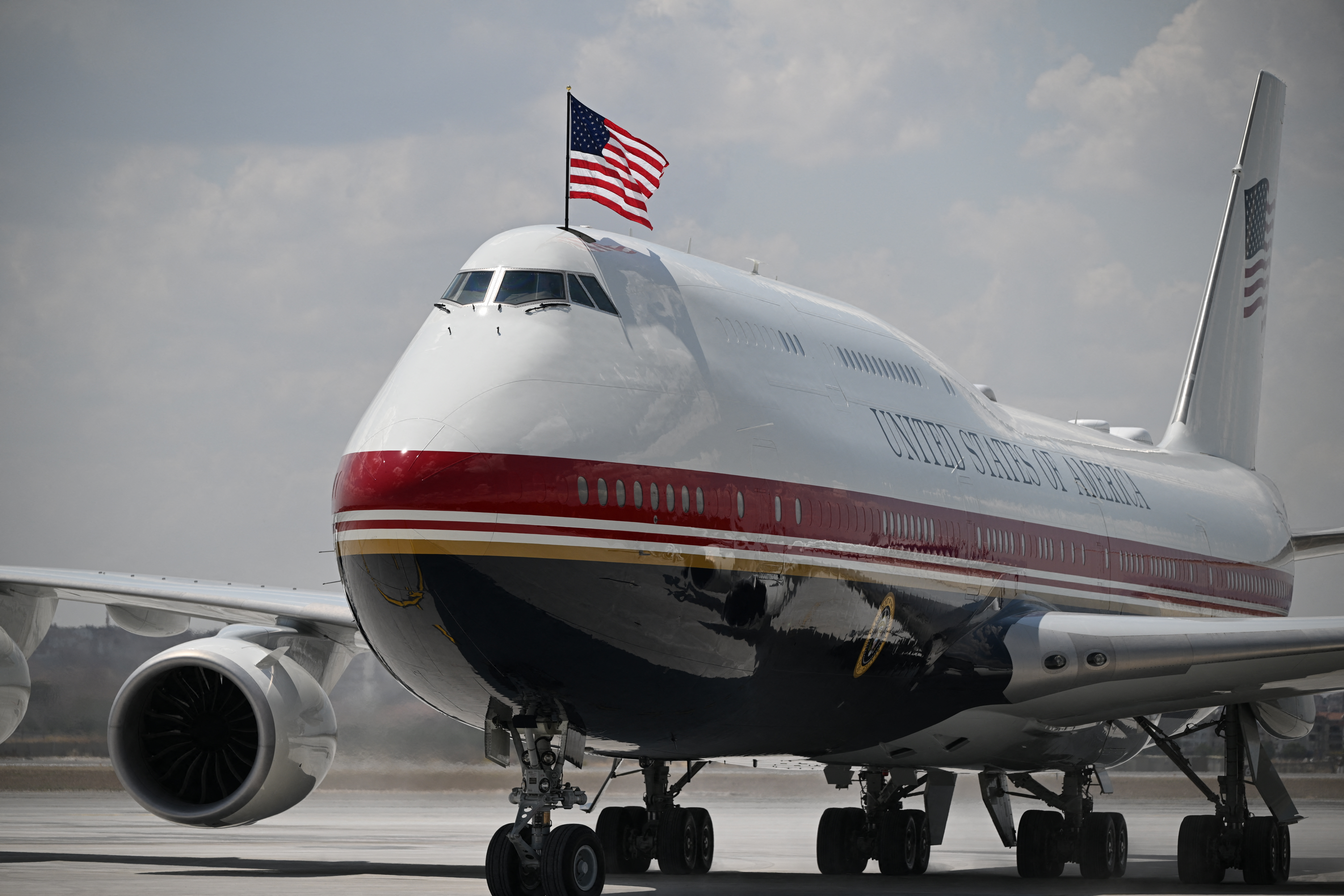 El nuevo VC-25B Bridge Air Force One, que transporta al presidente de Estados Unidos, aterriza en la Base Aérea de Etimesgut, cerca de Ankara, el 7 de julio de 2026, antes de la XXXVI Cumbre de Jefes de Estado y de Gobierno de la OTAN. (Foto: Abdullah Gül / POOL / AFP).