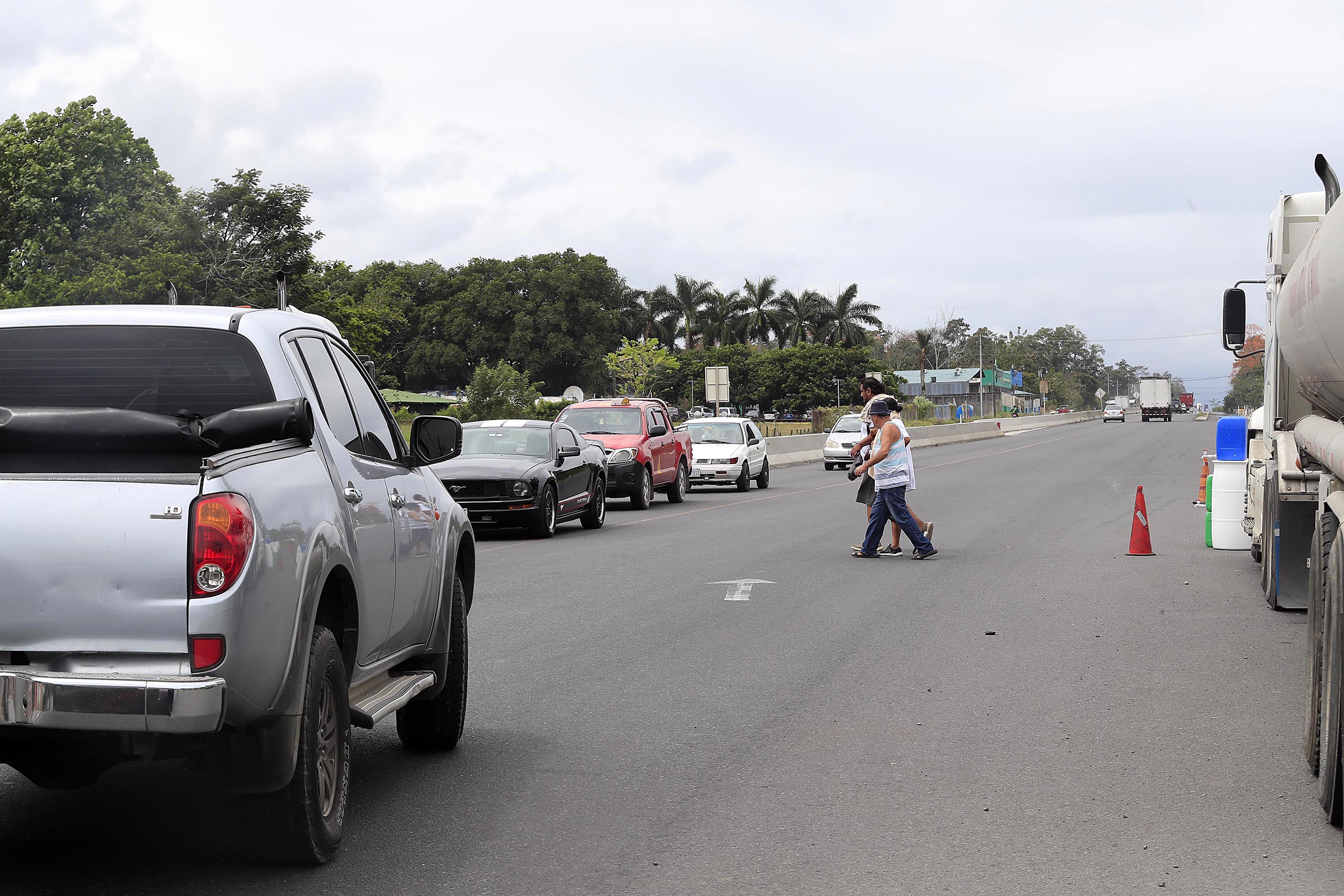 24/02/2022 Ruta 32. Necesidades y penurias que pasan los vecinos de la carretera entre Guápiles y Siquirres por las obras de ampliación. A plena luz del día cruzar la carretera es un peligro latente, y este aumenta durante cuando llega la noche debido a la oscuridad y velocidad con que circulan los vehículos.