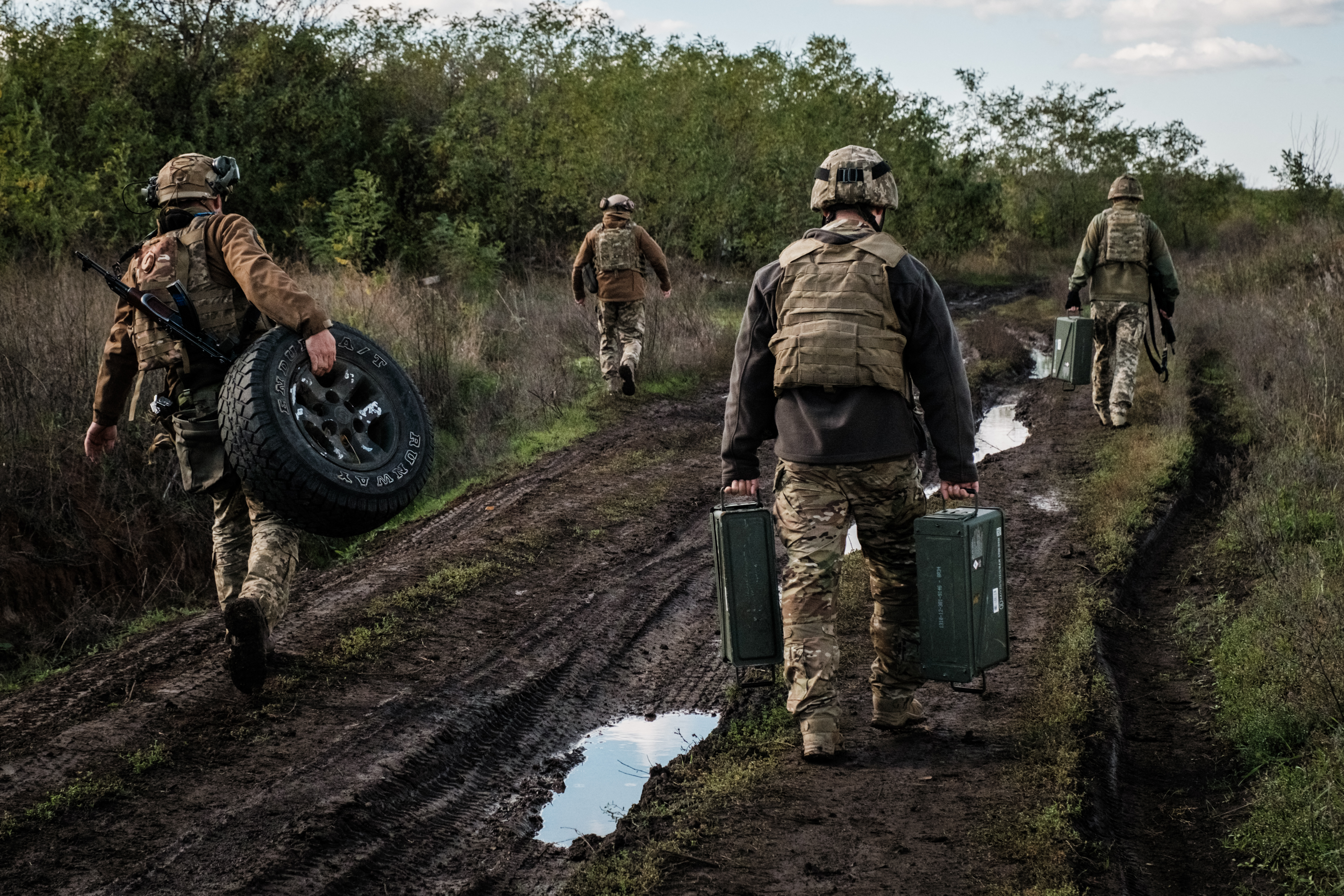 Soldiers of Ukraine's 5th Regiment of Assault Infantry move their position after firing a US-made MK-19 automatic grenade launcher towards Russian positions in less than 800 metres away at a front line near Toretsk in the Donetsk region on October 12, 2022, amid the Russian invasion of Ukraine. (Photo by Yasuyoshi CHIBA / AFP)