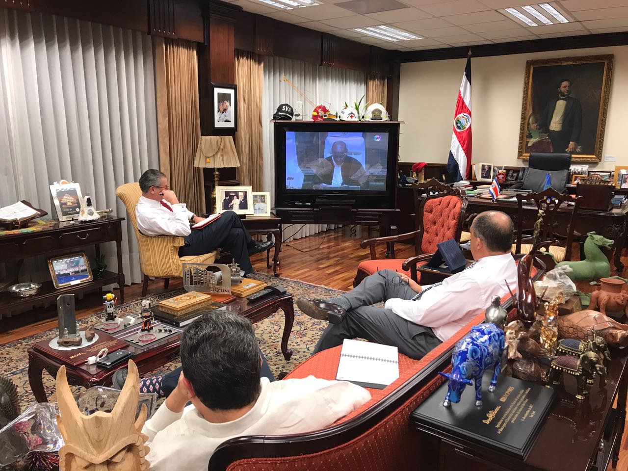 Desde la madrugada, el presidente Luis Guillermo Solís y el canciller Manuel González se reunieron en Zapote para escuchar el fallo de La Haya.