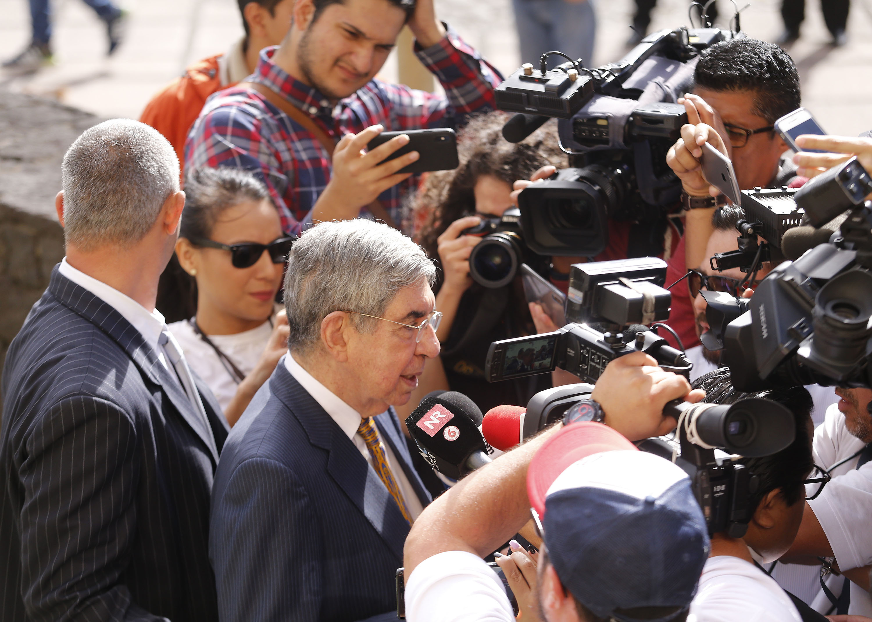 13/02/2019. San José. El expresidente de la República y Premio Nobel de la Paz, Oscar Arias Sánchez, se presentó ésta mañana en los tribunales de justicia de San José para una audiencia en relación a las denuncias de acoso sexual presentadas por varias mujeres. En la foto: El expresidente fue abordado por la prensa nacional y extranjera. Foto: Albert Marín.