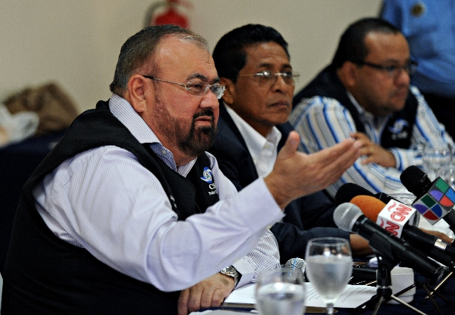 The president of Nicaragua's Supreme Electoral Council (CSE) Roberto Rivas (L), speaks during a press conference with journalists of the international press in Managua, on September 20 2011. Rivas spoke about the preparations for next November 6 presidential elections in Nicaragua. AFP PHOTO/ELMER MARTINEZ