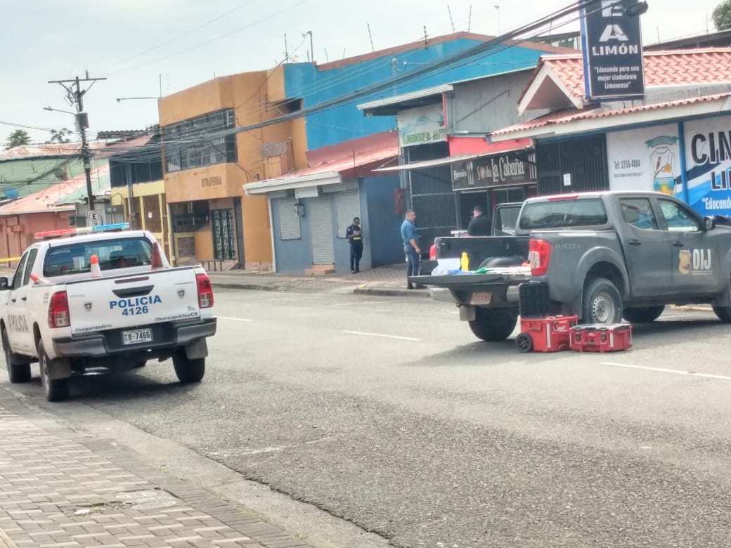 El hombre fue atacado a disparos mientras desayunaba en una soda en el cantón central limonense.