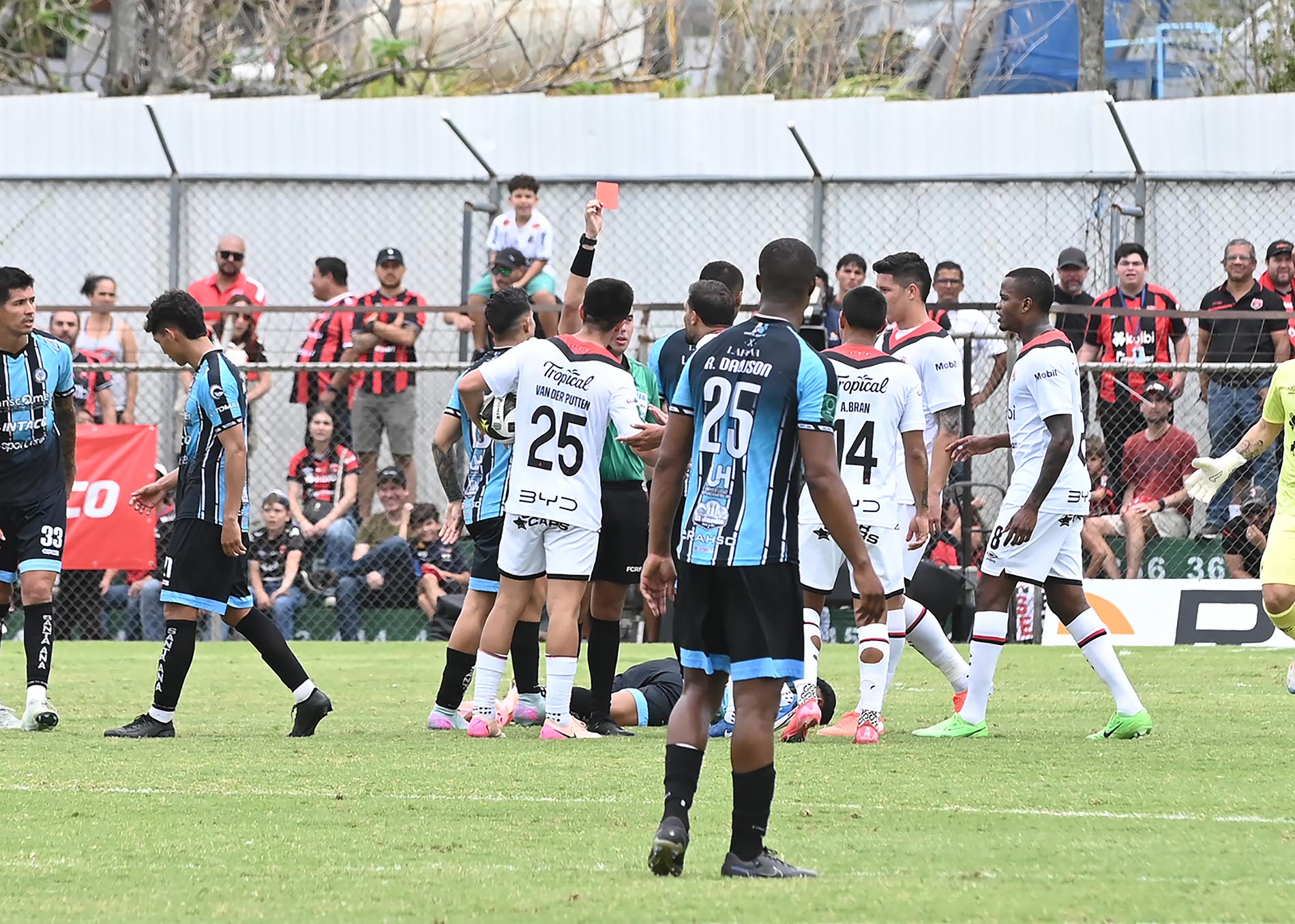 04 de mayo del 2025. Estadio de Piedades de Santa Ana. 11:00 hrs. Jornada 21 del Torneo de Clausura 2025 del Campeonato de Fútbol de Primera División. El equipo descendido, Santa Ana, enfrenta a la Liga Deportiva Alajuelense que disputa junto a Heredia y Cartago el primer lugar de la tabla de posiciones. El técnico manudo Oscar Ramírez presenta su propuesta que lo llevará hasta las instancias finales. En tanto el equipo de Santa Ana cumple con el programa del campeonato en dos partidos más a pesar de que ya descendió a la segunda categoría. Foto: Albert Marín