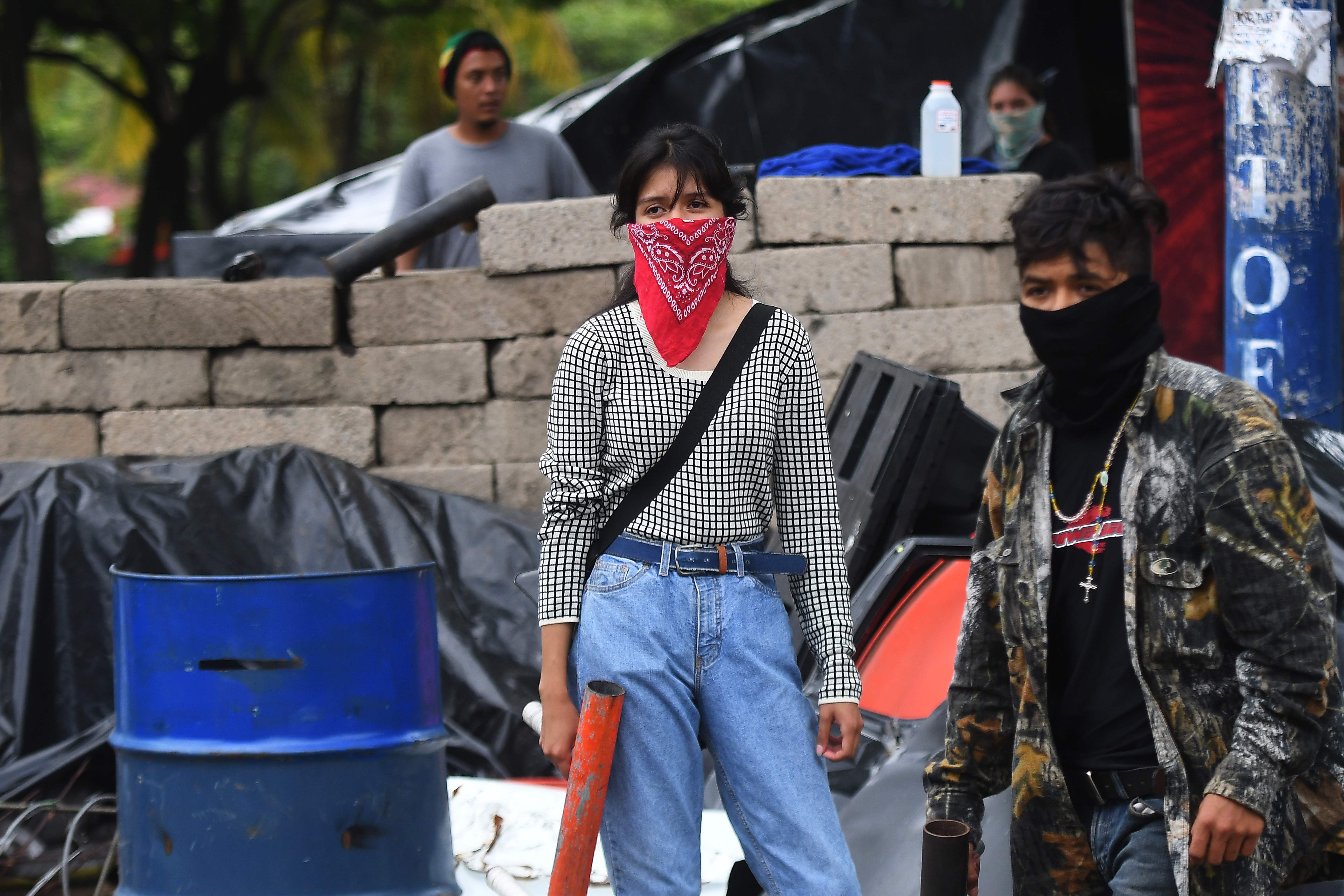 Students with homemade mortars remain at a barricade in the face of ongoing attacks from riot police and members of the Sandinista Youth, in the surroundings of the National Autonomous University of Nicaragua (UNAN), in Managua on June 23, 2018.
Nicaraguan police and paramilitary forces on Saturday opened fire at a key base of university students protesting President Daniel Ortega, according to reports from the young people, the church and humanitarian groups. / AFP PHOTO / Marvin RECINOS