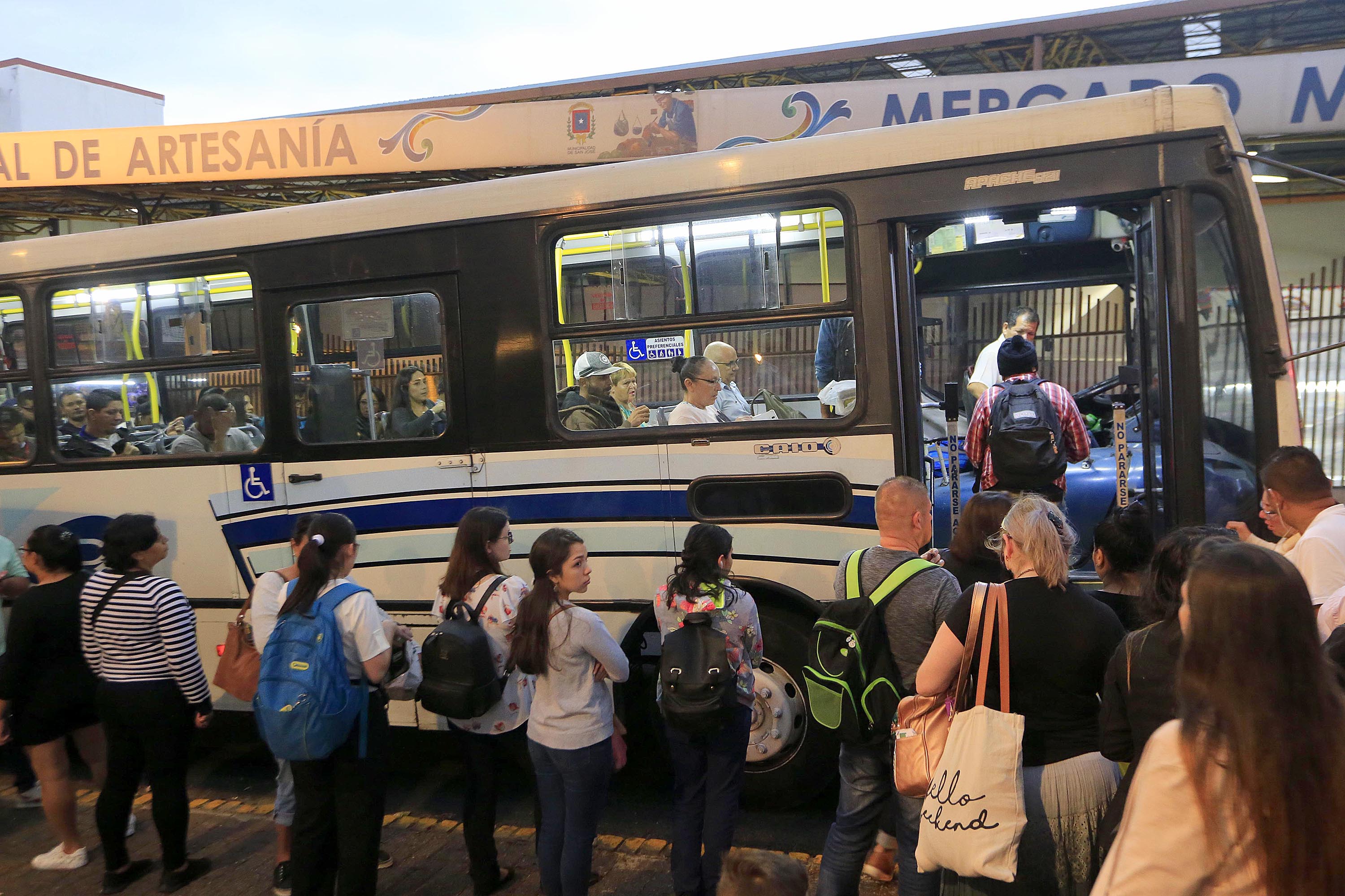 12/03/2020 San José. Aunque el Consejo de Transporte Público (CTP) pidió a las empresas autobuseras de todo el país tomar medidas para prevenir focos de contagio del coronavirus covid-19, entre ellas, aumentar las frecuencias de viajes para evitar aglomeraciones en las paradas y recargo, esta tarde en aligunos casos se vió lo contrario. Paradas de buses de Desamparados, cerca de las 6 de la tarde. Foto: Rafael Pacheco