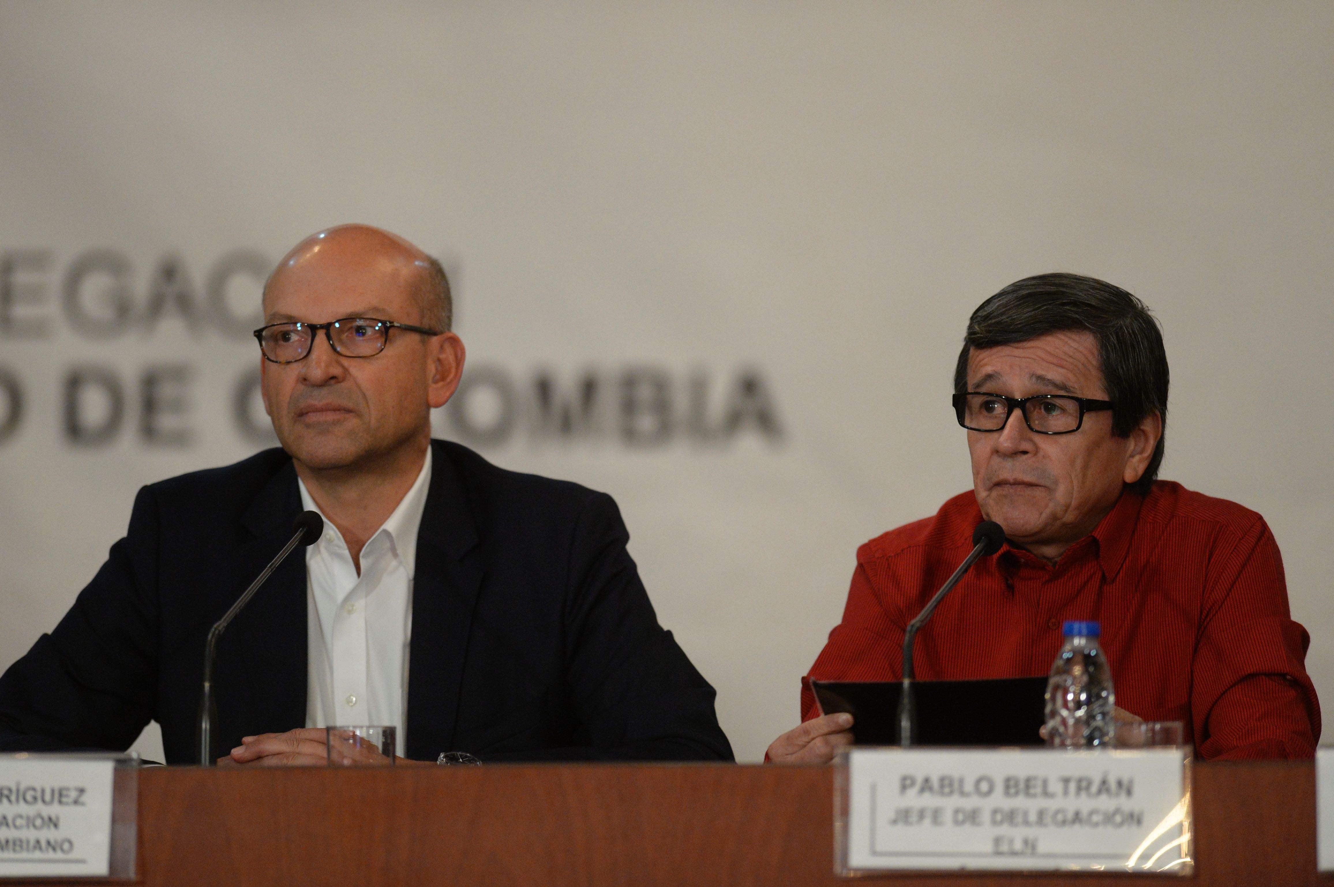 El jefe de la delegación del Gobierno de Colombia, Mauricio Rodríguez (izq.), y el delegado del ELN, Pablo Beltrán, brindaron este lunes una conferencia conjunta en el Ministerio de Asuntos Exteriores en Caracas.