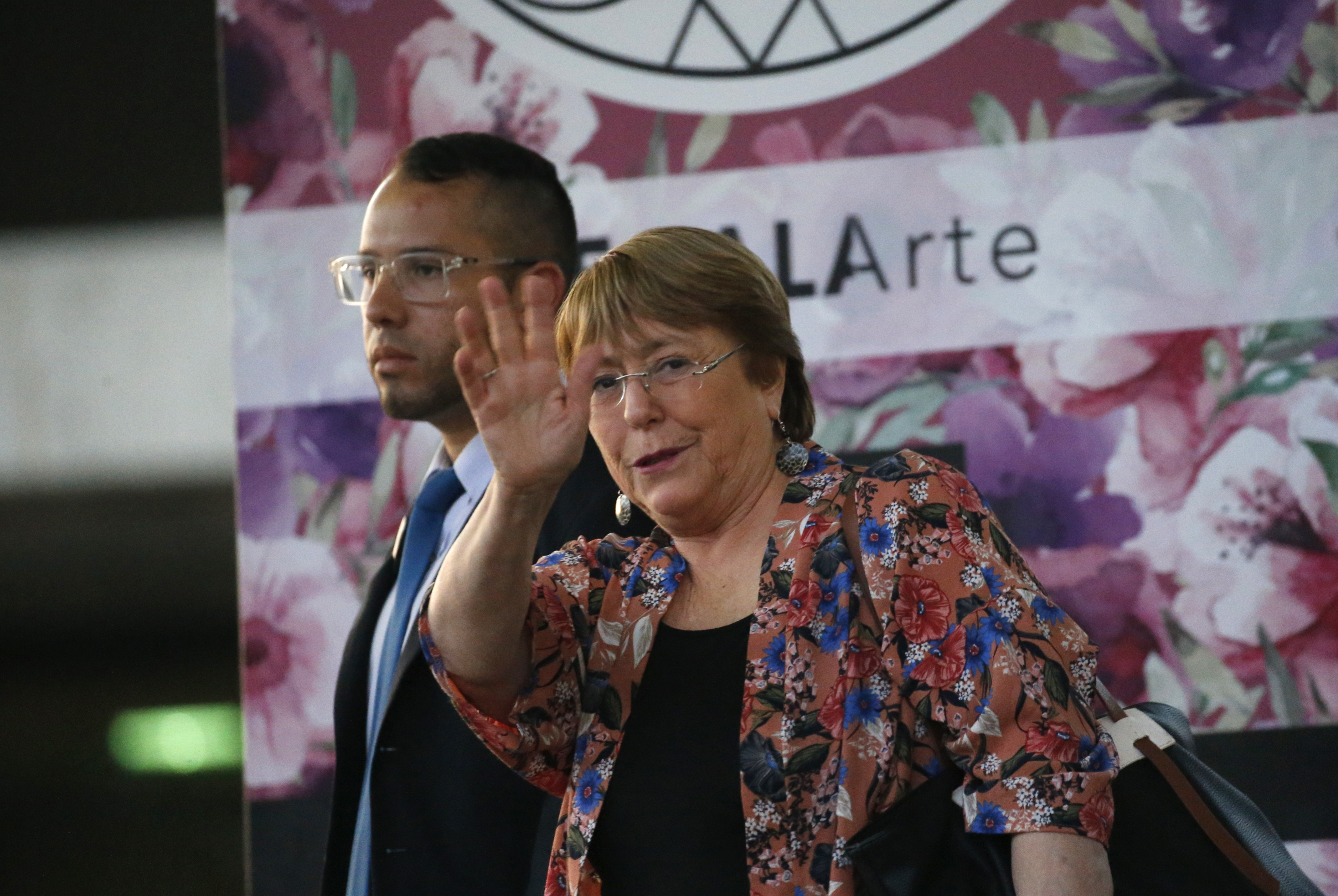 La Alta Comisionada para los Derechos Humanos de la ONU, Michelle Bachelet, saluda al llegar al Aeropuerto Internacional Simón Bolívar en Maiquetia, Venezuela, el miércoles 19 de junio del 2019. Foto: AP