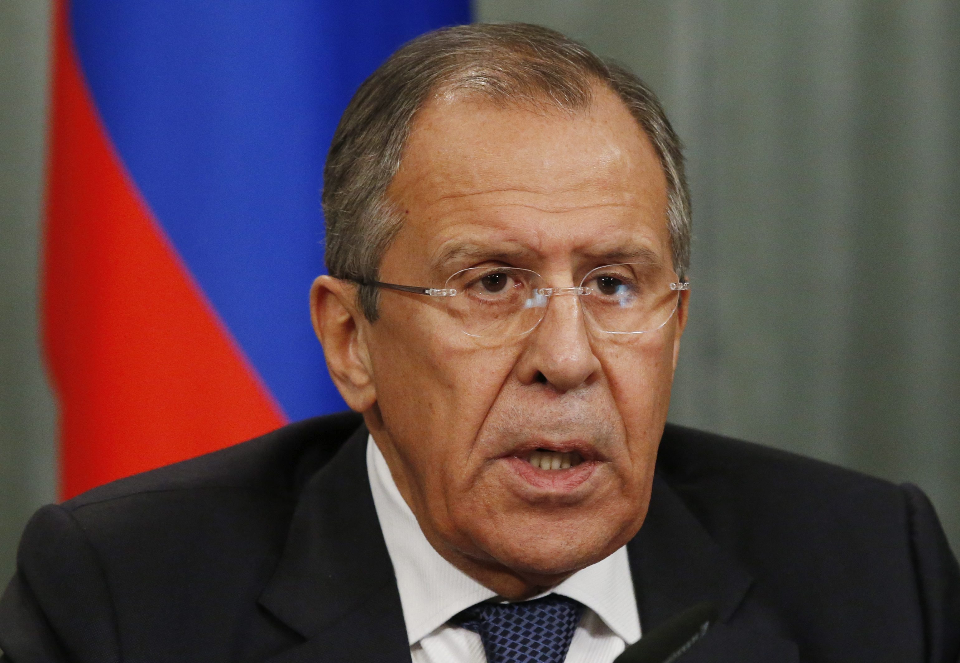 MOS13 MOSCÚ (RUSIA) 27/11/2015.- El ministro de Exteriores ruso, Sergéi Lavrov, ofrece una rueda de prensa junto a su homólogo sirio, Walid al Mualem (fuera de imagen), tras su reunión en el Ministerio de Exteriores en Moscú (Rusia) hoy, 27 de noviembre de 2015. Rusia anunció hoy que impondrá la necesidad de visados a Turquía a partir del 1 de enero de 2016 en represalia por el derribo esta semana del bombardero ruso Su-24 en la frontera con Siria. EFE/Sergei Chirikov