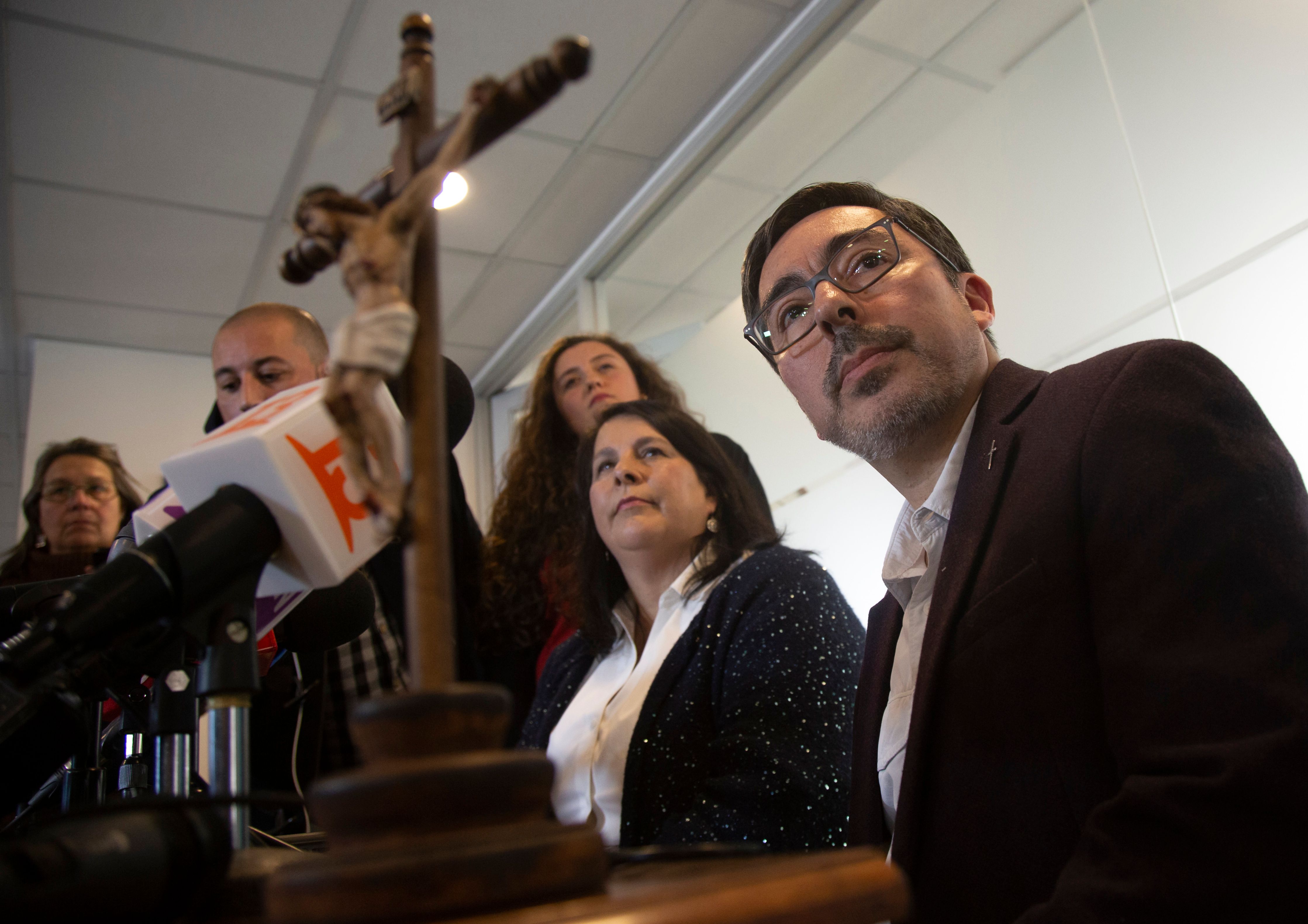El vocero de la Conferencia Episcopal de Chile, Jaime Coiro (der.), habla durante una conferencia de prensa junto a Ana María Celis, miembro del Consejo Nacional para la Prevención de Abusos, en Santiago, el 23 de julio del 2018 .