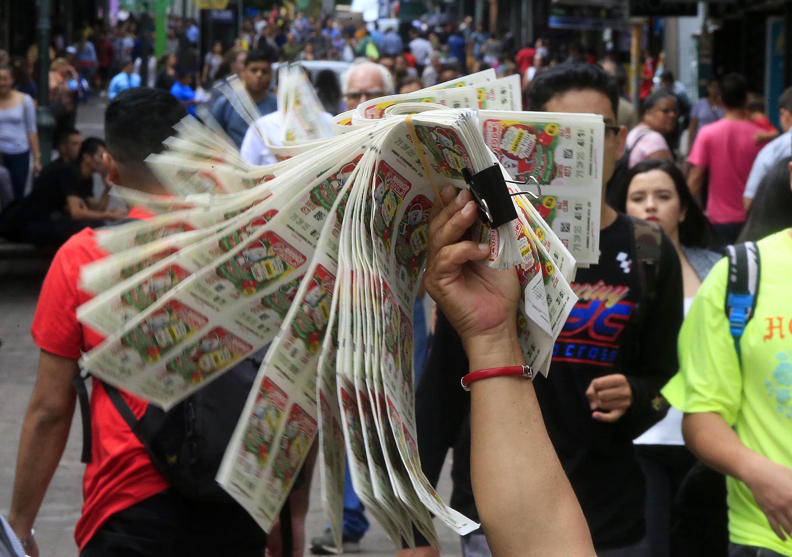13/12/2019 San José. A medio día de este viernes había gran cantidad de lotería navideña y la mayoría de vendedores ofreciéndola a precioi. Foto: Rafael Pacheco