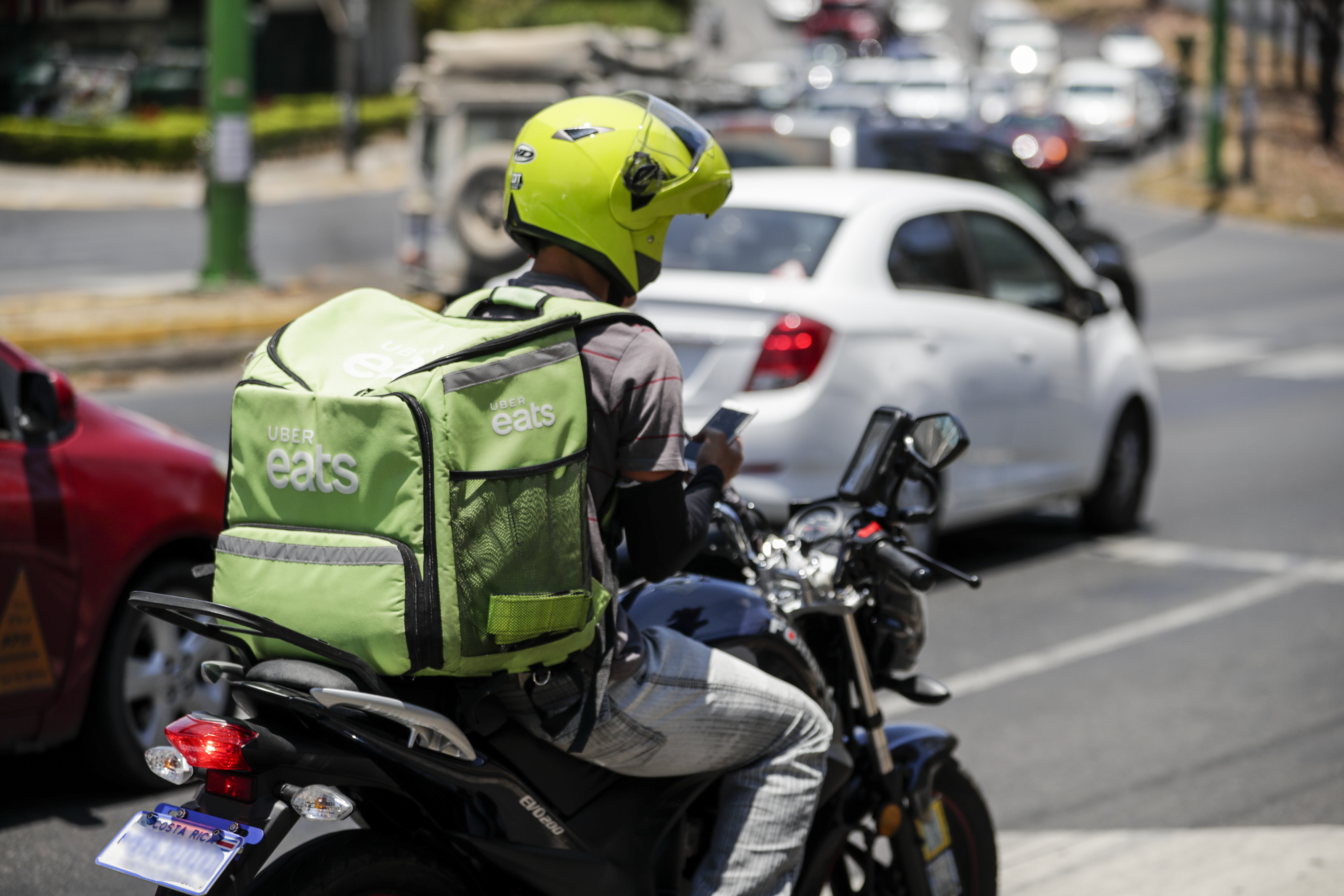 08/04/2019. San Pedro, San José, Costa Rica. Fotos ilustrativas del uso de maletines de Uber Eats como mampara para asaltos.
Fotografía: Alejandro Gamboa Madrigal