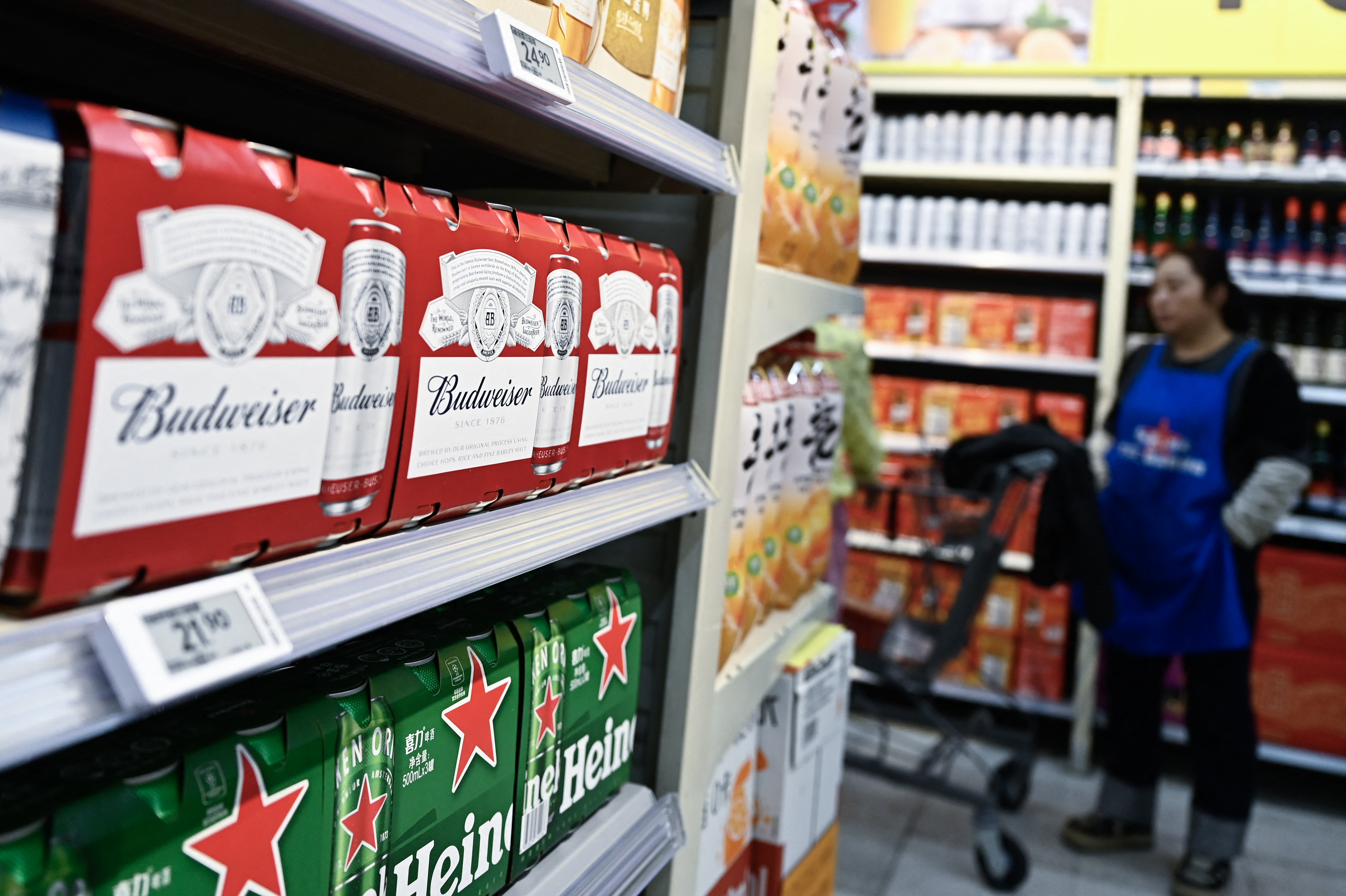 Botellas de cerveza a la venta en un supermercado Walmart de Pekín este 10 de abril de 2025. Fotografía: