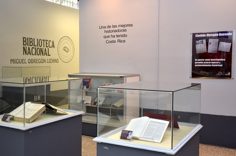 Homenaje a la historiadora Clotilde Obregón en el sótano de la Biblioteca Nacional. Fotografía: Mariandrea García para LN.