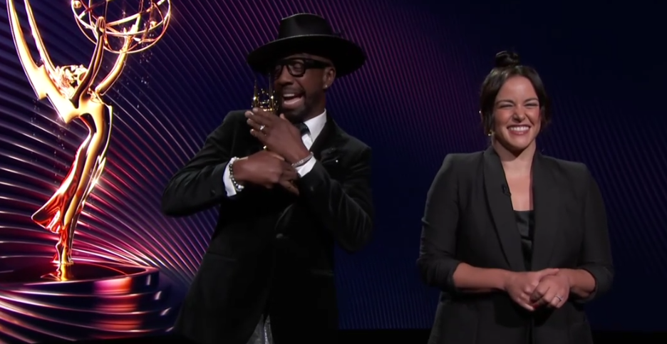 Los actores J.B. Smoove y Melissa Fumero fueron los encargados de anunciar los competidores para los Emmy 2022.