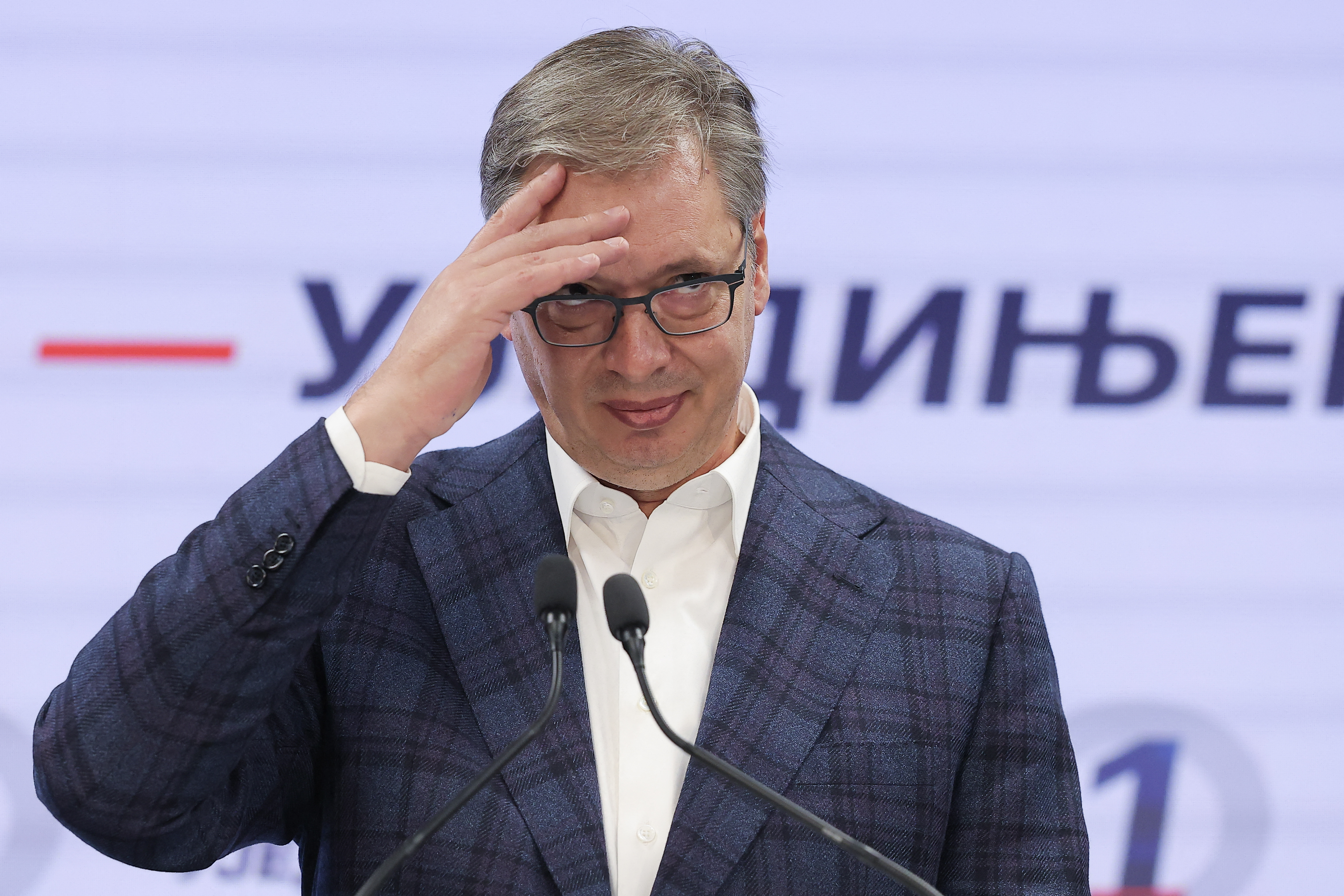 El expresidente serbio Aleksandar Vucic, candidato a primer ministro por el Partido Progresista Serbio (SNS), en su discurso en que reconoció su derrota en las elecciones parlamentarias serbias, en Belgrado, este 25 de octubre.
