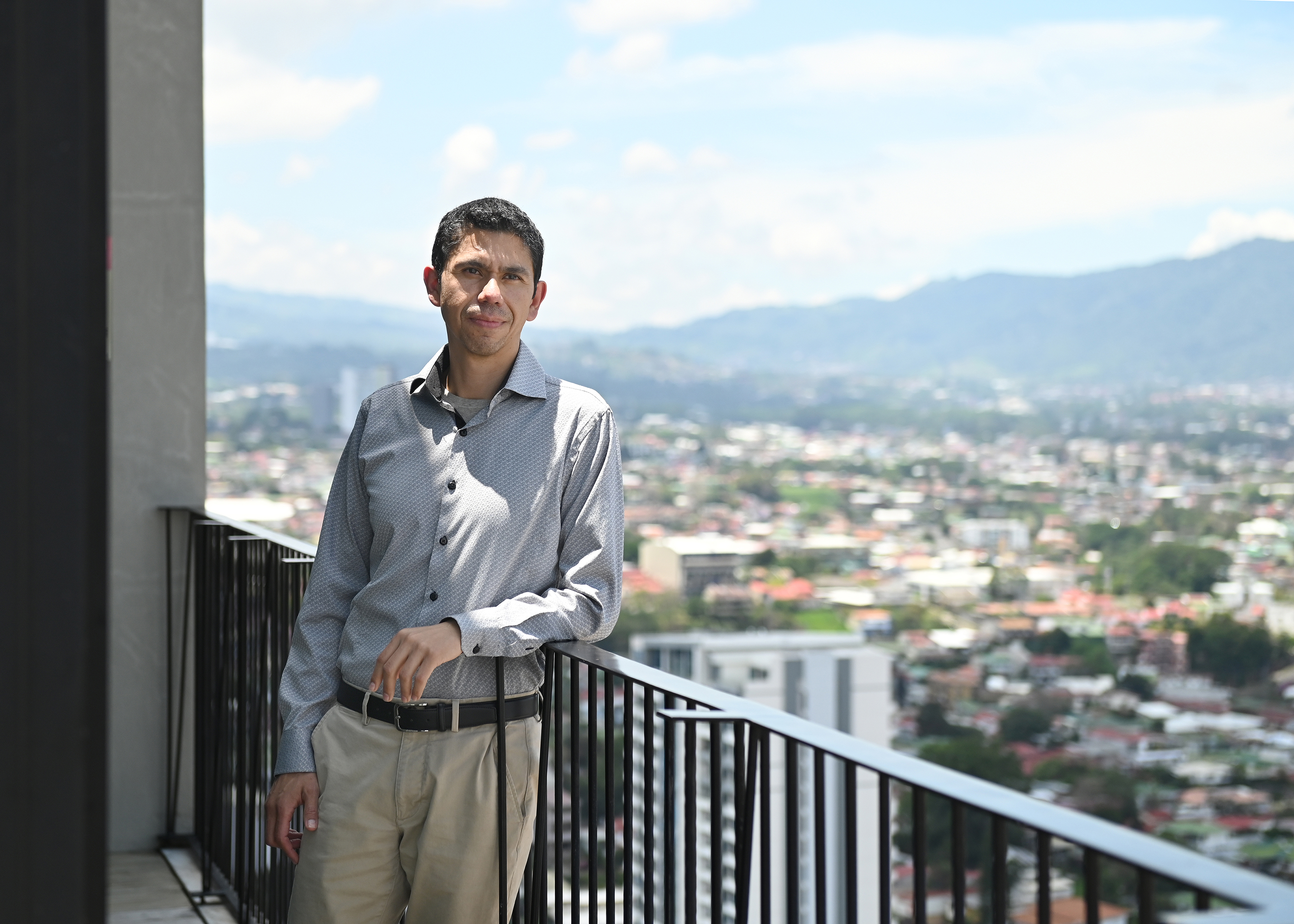07 de mayo del 2022. Edificio Urban Escalante, barrio Escalante, San José. Entrevista con el nuevo ministro del MOPT, Luis Amador, quién es un ingeniero civil de 46 años el cual vivía desde hace 10 años en Canadá en donde impart ía clases en una universidad. En la foto: Luis Amador, nuevo jerarca del Ministerio de Obras Públicas y Transportes. Foto: Albert Marín para la Nación.