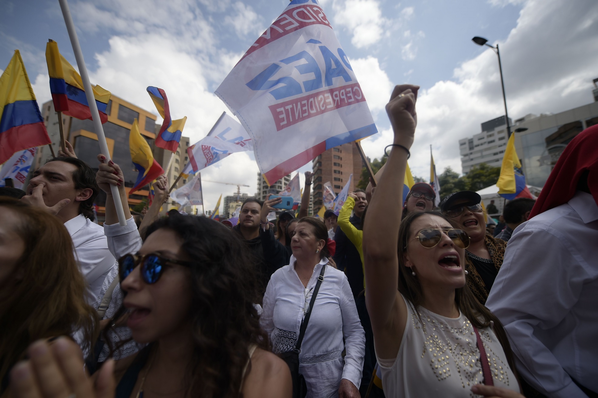 Seguidores del candidato opositor Guillermo Lasso protestaron el lunes frente a la sede del Consejo Nacional Electoral (CNE), en Quito, para demandar celeridad en el escrutinio.