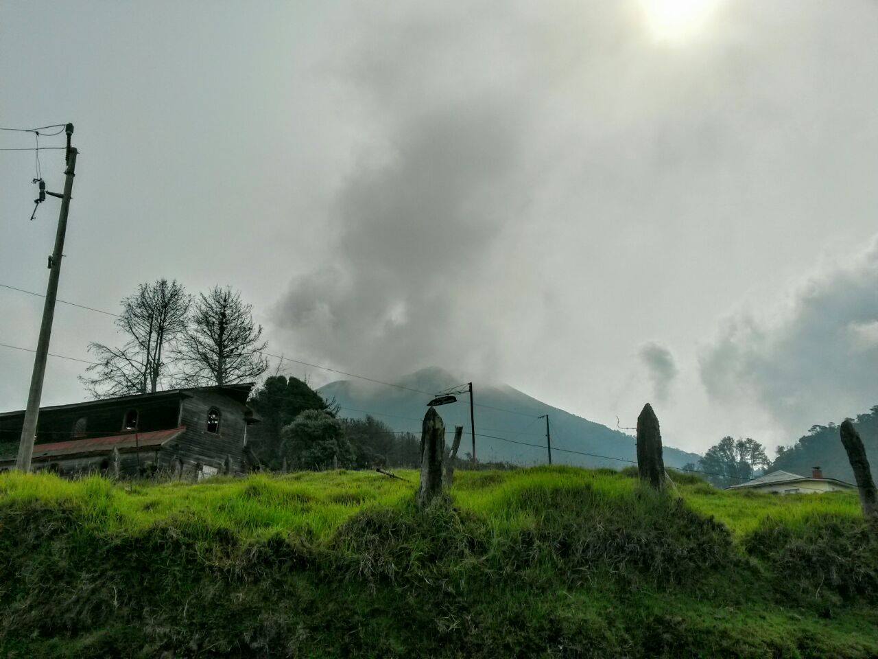 Esta imagen captada desde La Central, la mañana de este viernes, presenta una columna de cenizas y gases menos intensa que las registradas días atrás.