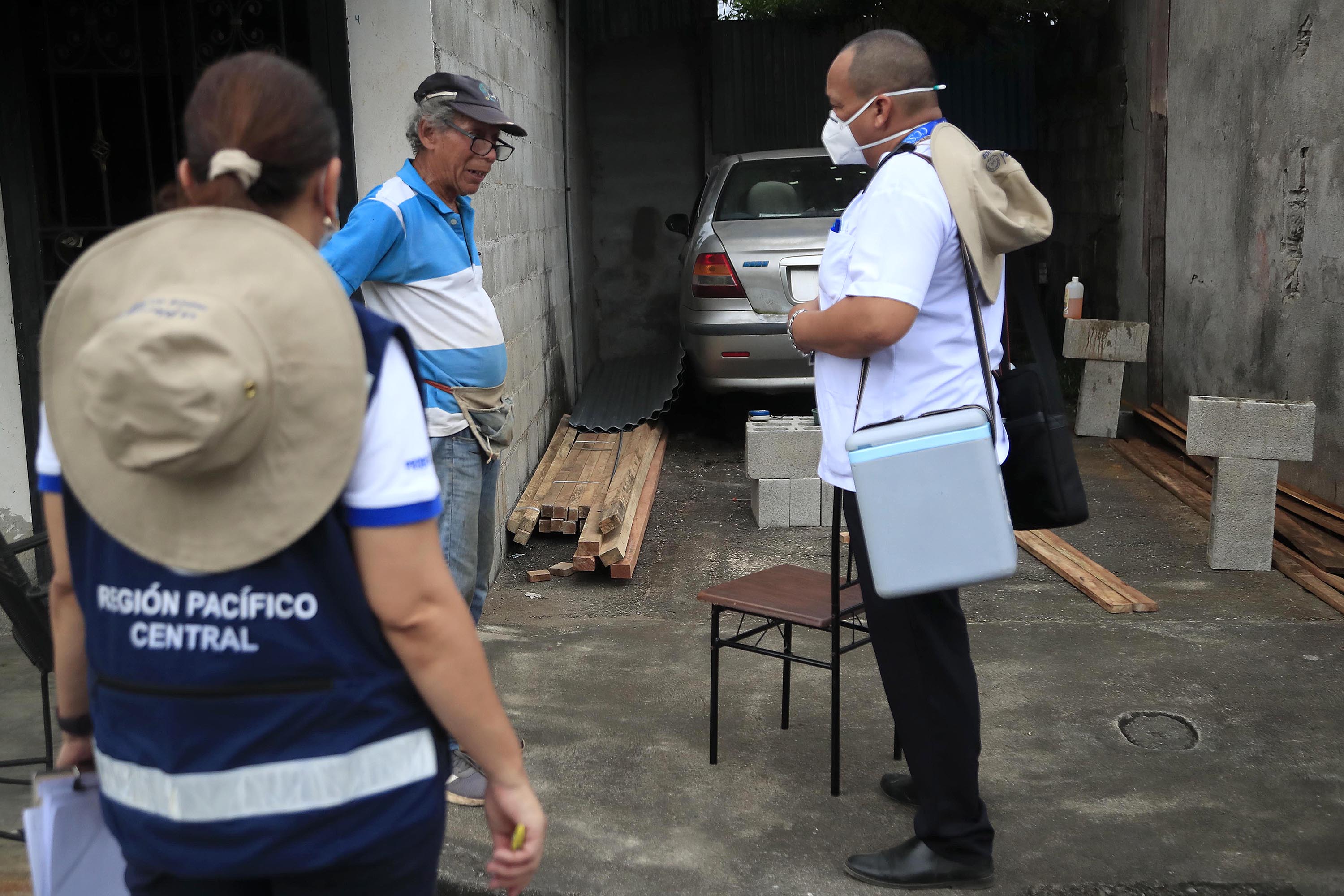 03/11/2022 Chacarita, Puntarenas. Chacarita es una de las zonas con menor vacunación contra covid-19. Doctores, enfermeros y Asistentes Técnicos de Atención Primaria (ATAPs) se desplazan por la comunidad y llegan hasta sus casas para convencer a la población de que se apliquen las vacunas. William Azofeifa se negó a recibir la tercera dosis.