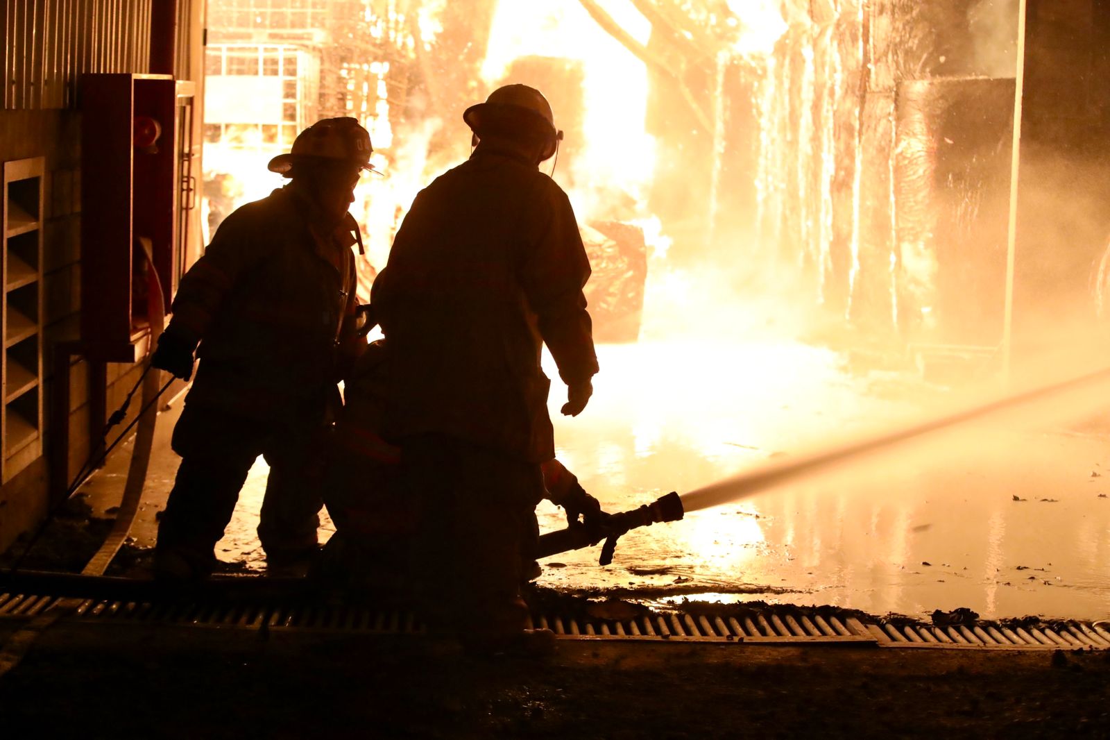 Los bomberos lucharon por varias horas para controlar las llamas, en medio de un incendio en una empacado en el poblado de Coyol de San José, Alajuela.