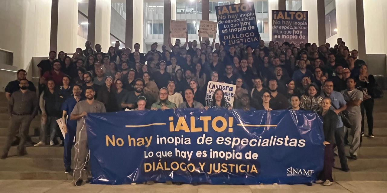 Fuga de médicos especialistas. Plantón frente a Asamblea Legislativa, 12 de abril 2023.