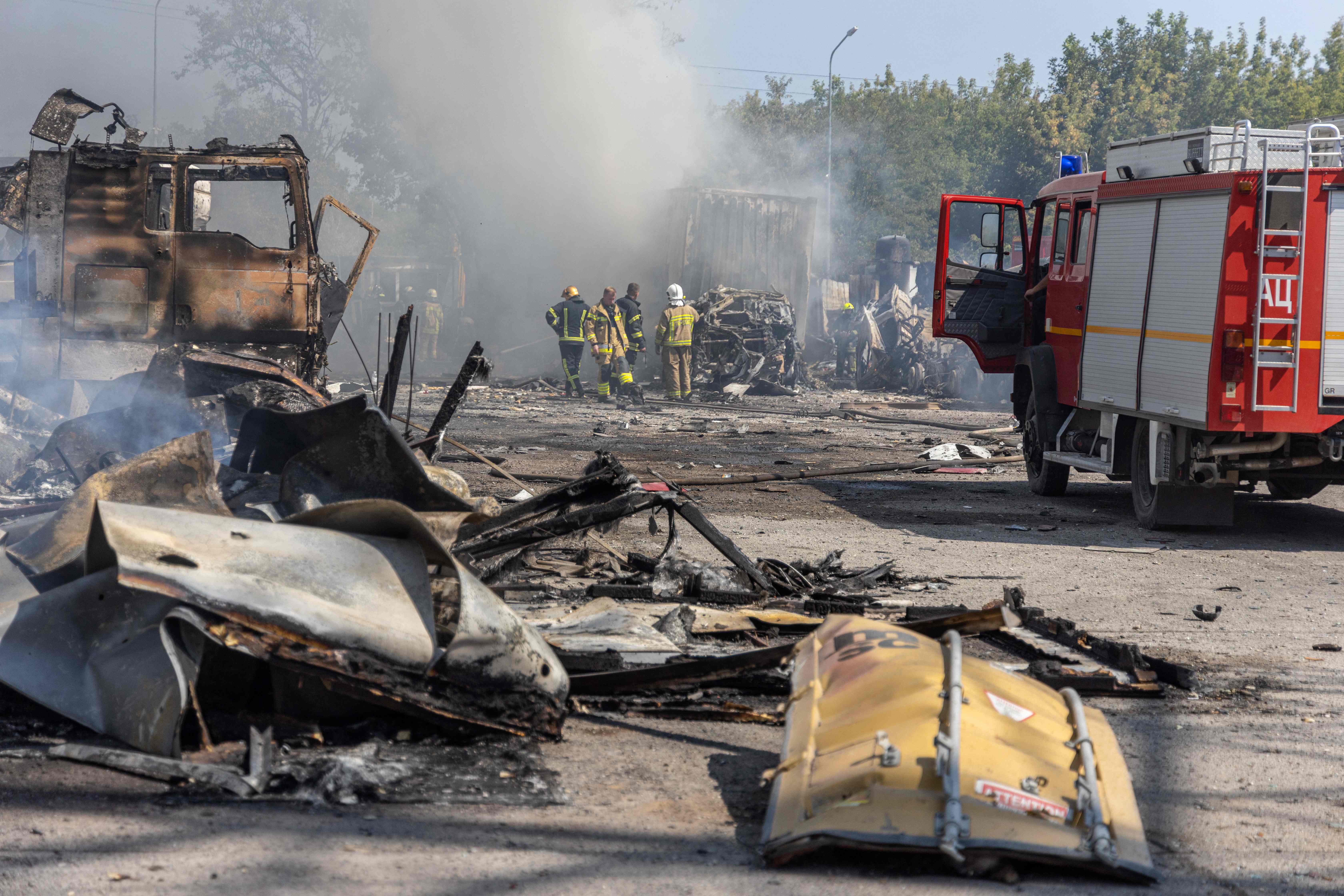 Bomberos ucranianos extinguen un incendio tras un ataque aéreo en la región de Odesa, el 26 de agosto de 2024, en medio de la invasión rusa de Ucrania. (Foto de Oleksandr GIMANOV / AFP)