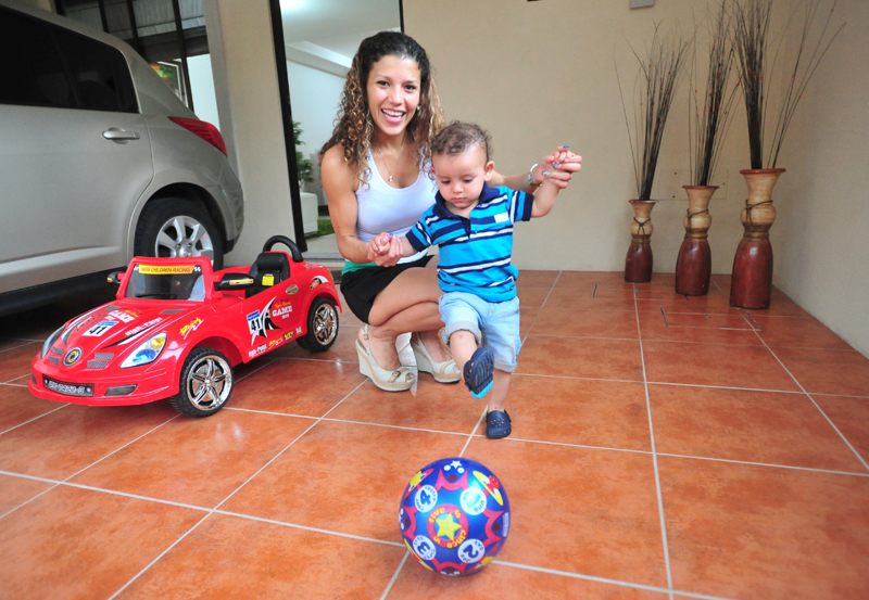 Andrea Apú, esposa de Michael, junto a su hijo Arjen. | JOSÉ RIVERA
