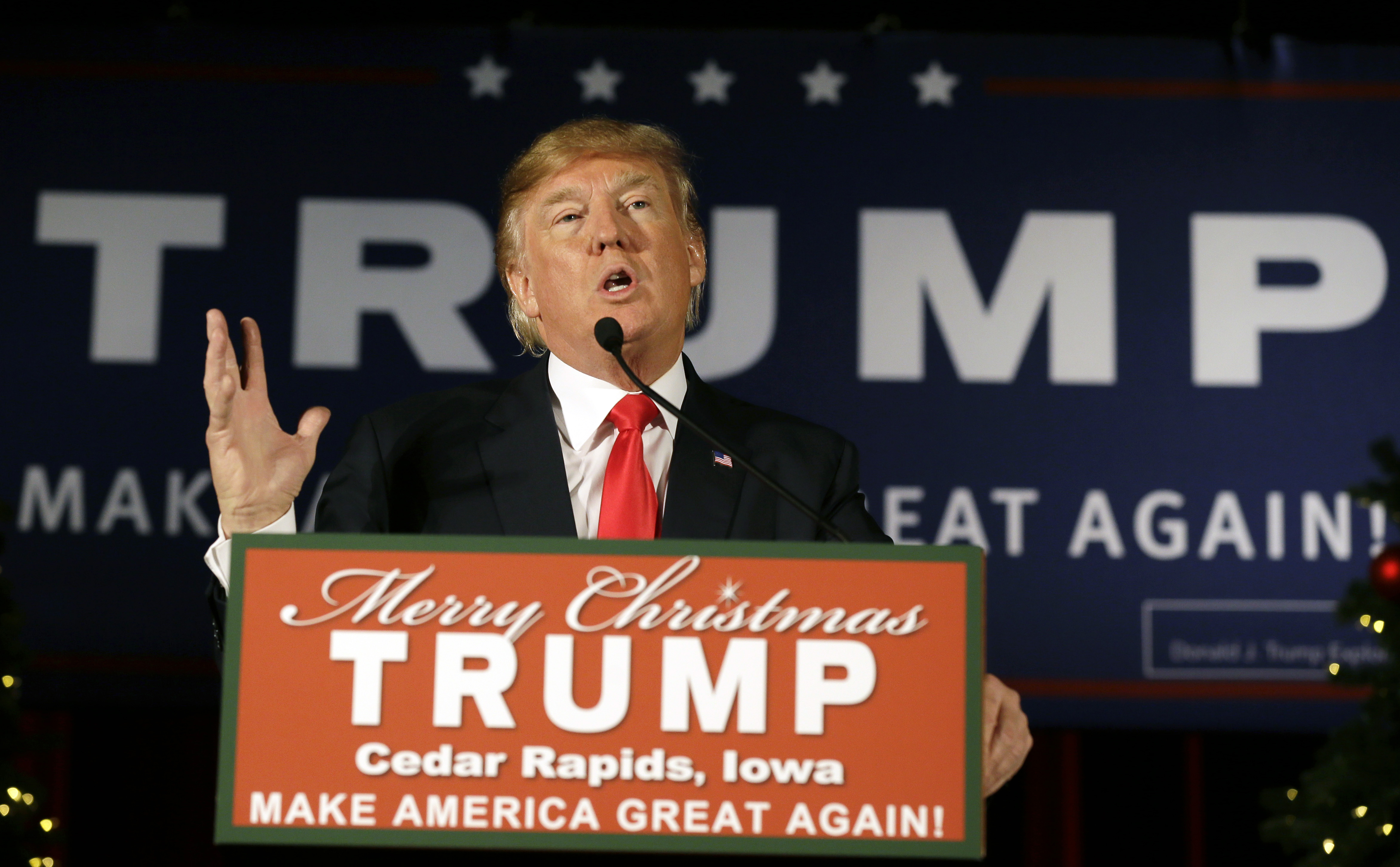 El candidato presidencial republicano Donald Trump habla durante un acto de campaña en el Veterans Memorial Building este sábado.