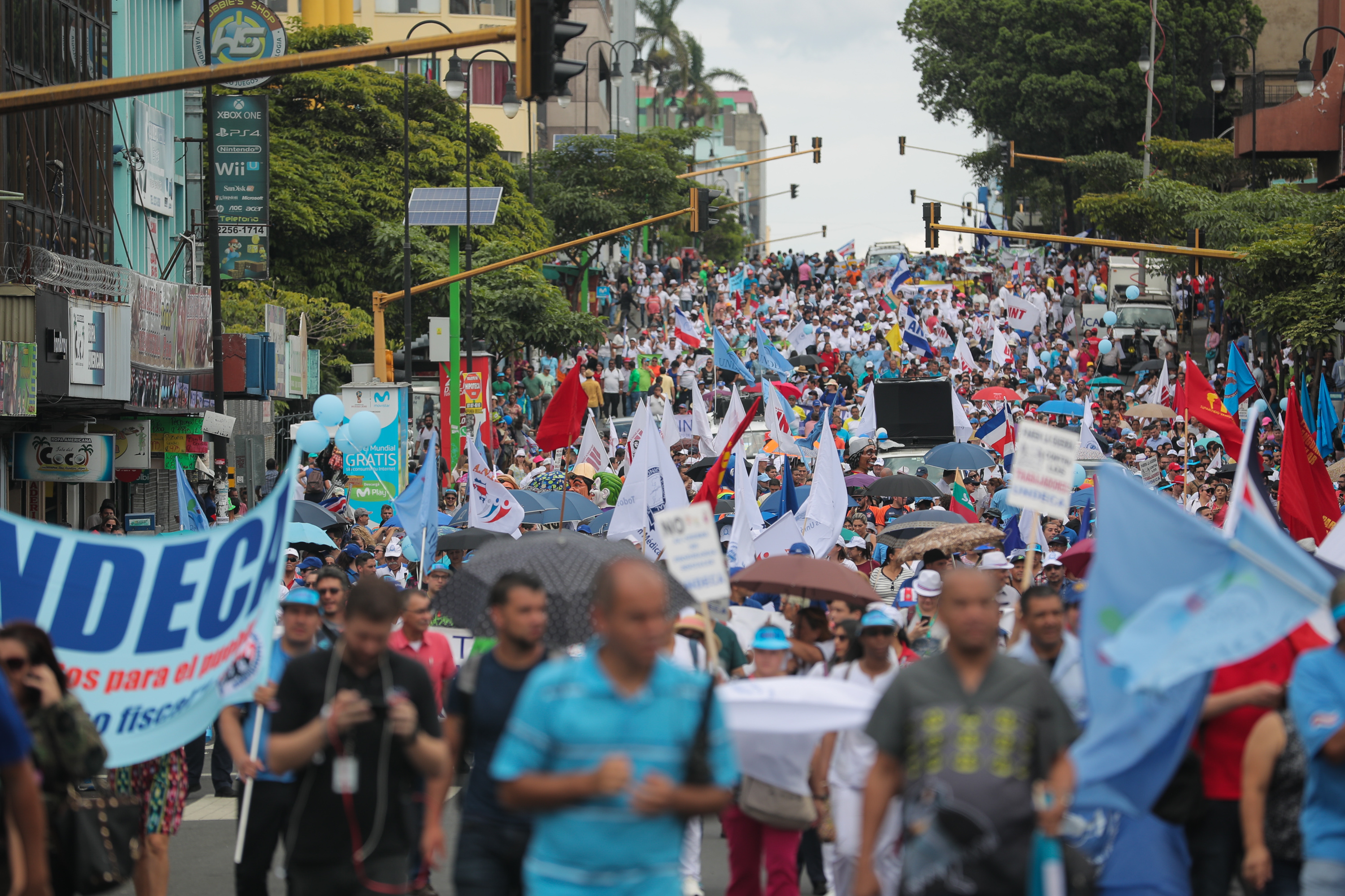 25/6/2018. San Jose, Avenida Segunda. Manifestacion de los sindicatos, marchando hacia el edificio de La Asamblea. Foto Jeffrey Zamora