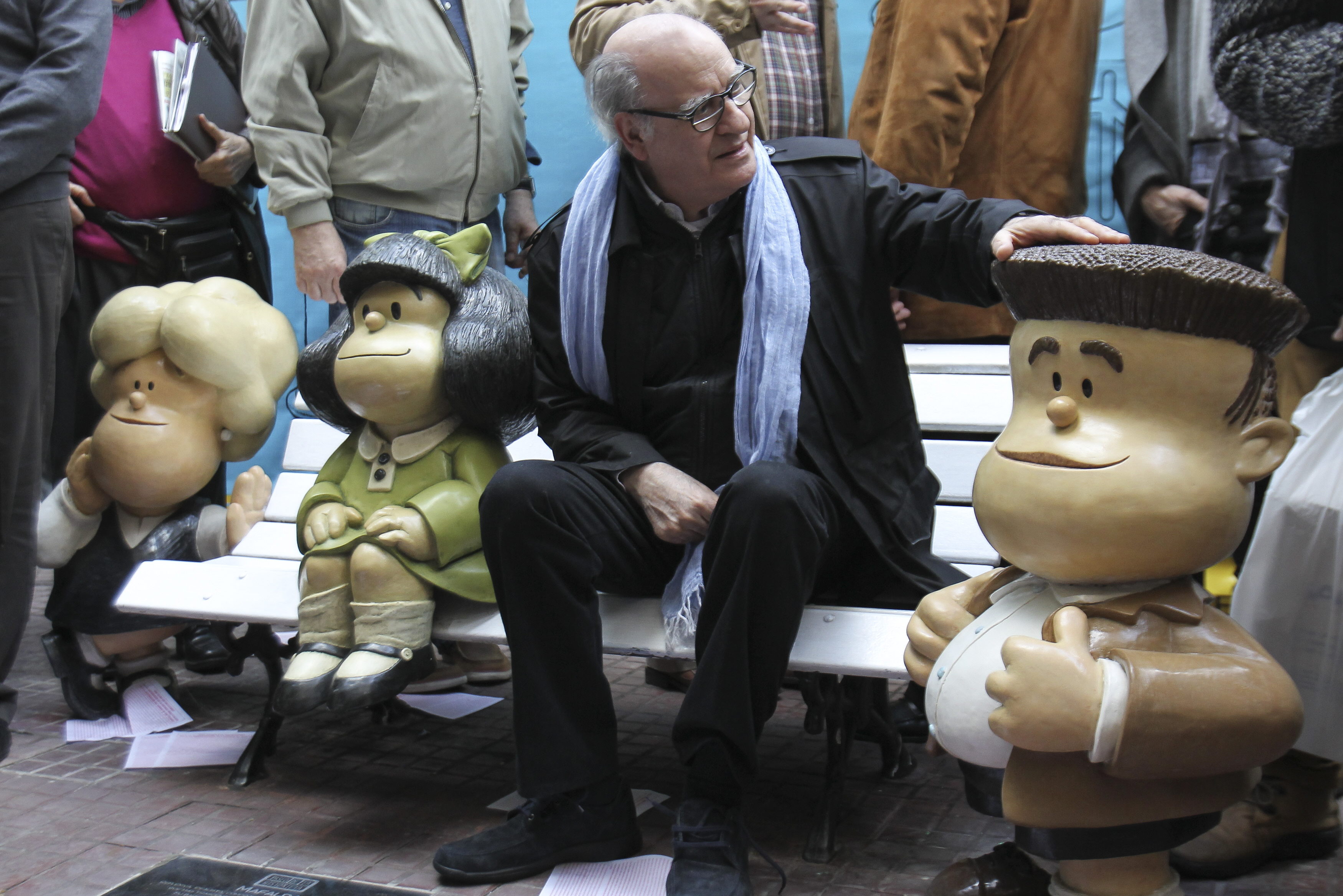 BAS04. BUENOS AIRES (ARGENTINA), 29/09/2014.- El dibujante argentino Joaquín Salvador Lavado, "Quino", posa junto a una figura de su personaje Mafalda (2-i) durante la presentación de dos estatuas de sus personajes Manolito (d) y Susanita (i) hoy, lunes 29 de septiembre de 2014, en el Paseo de la Historieta del barrio San Telmo de Buenos Aires (Argentina). Las nuevas estatuas se instalaron con motivo del 50 aniversario de la creación del personaje Mafalda. EFE/David Fernández