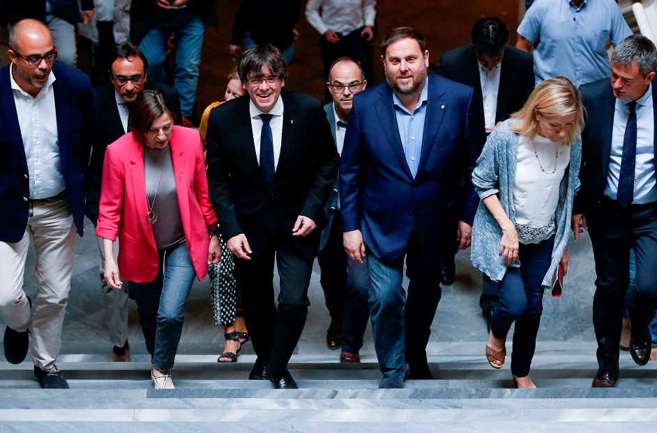 El presidente catalán, Carles Puigdemont (de lentes con traje negro), anunció el referendo para el 1.° de octubre.