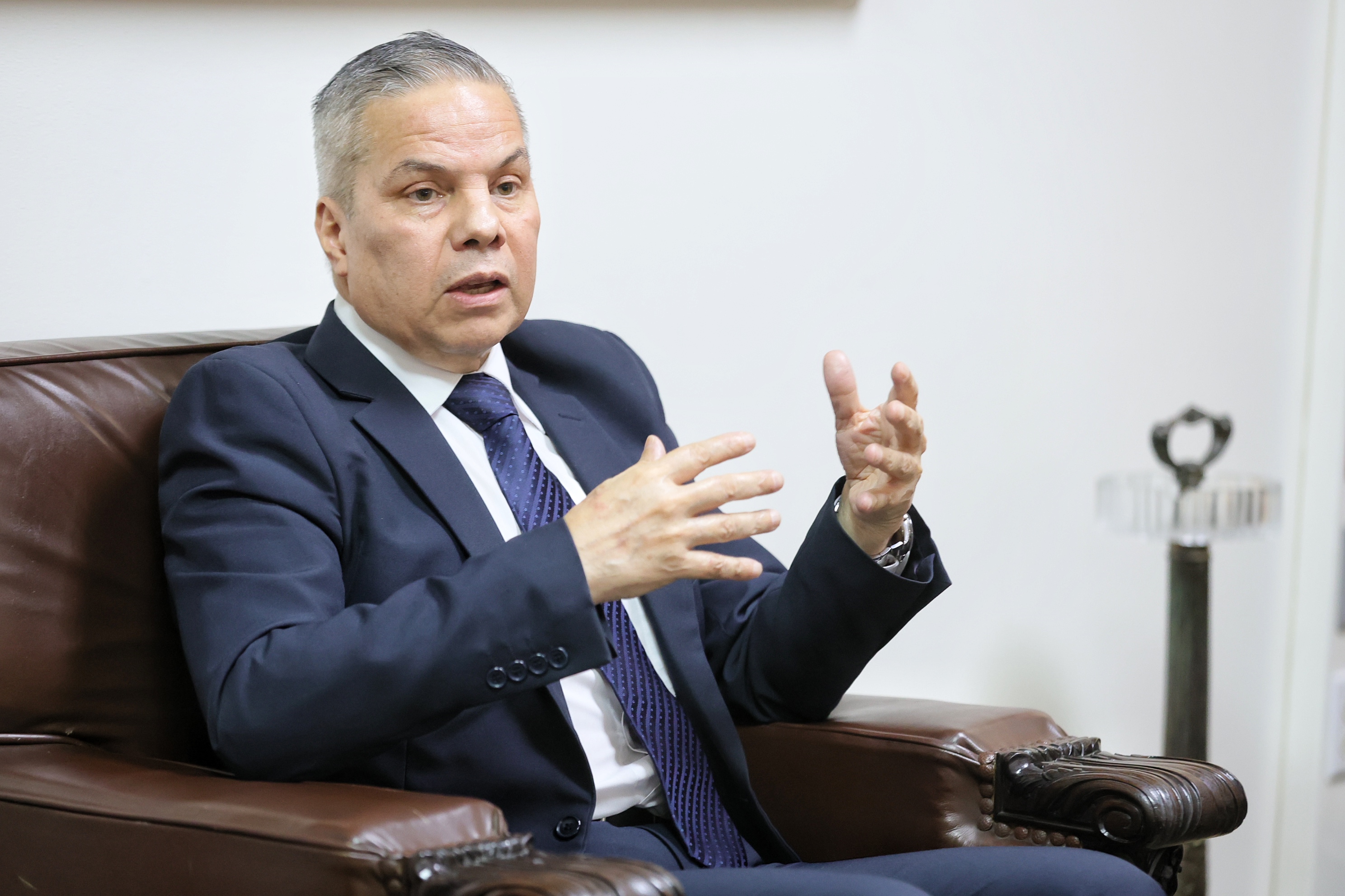 Róger Madrigal, presidente del Banco Central de Costa Rica, sentado en una oficina y gesticulando mientras aborda temas económicos en una imagen ilustrativa para la nota.