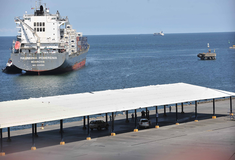 El barco Hammonia Pomerenia cuando hacía su ingreso ayer al puerto de Moín, en Limón, ayudado por un remolcador operado bajo la custodia de la Fuerza Pública. | JOHN DURÁN