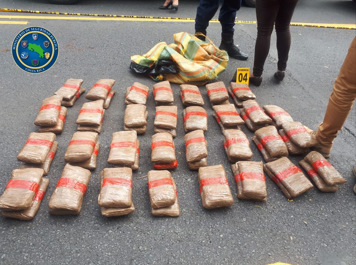 La Policía encontró cinco sacos con varios paquetes de marihuana dentro de un vehículo que transitaba por la ruta 27. Sus ocupantes se dieron a la fuga. Foto: MSP para LN