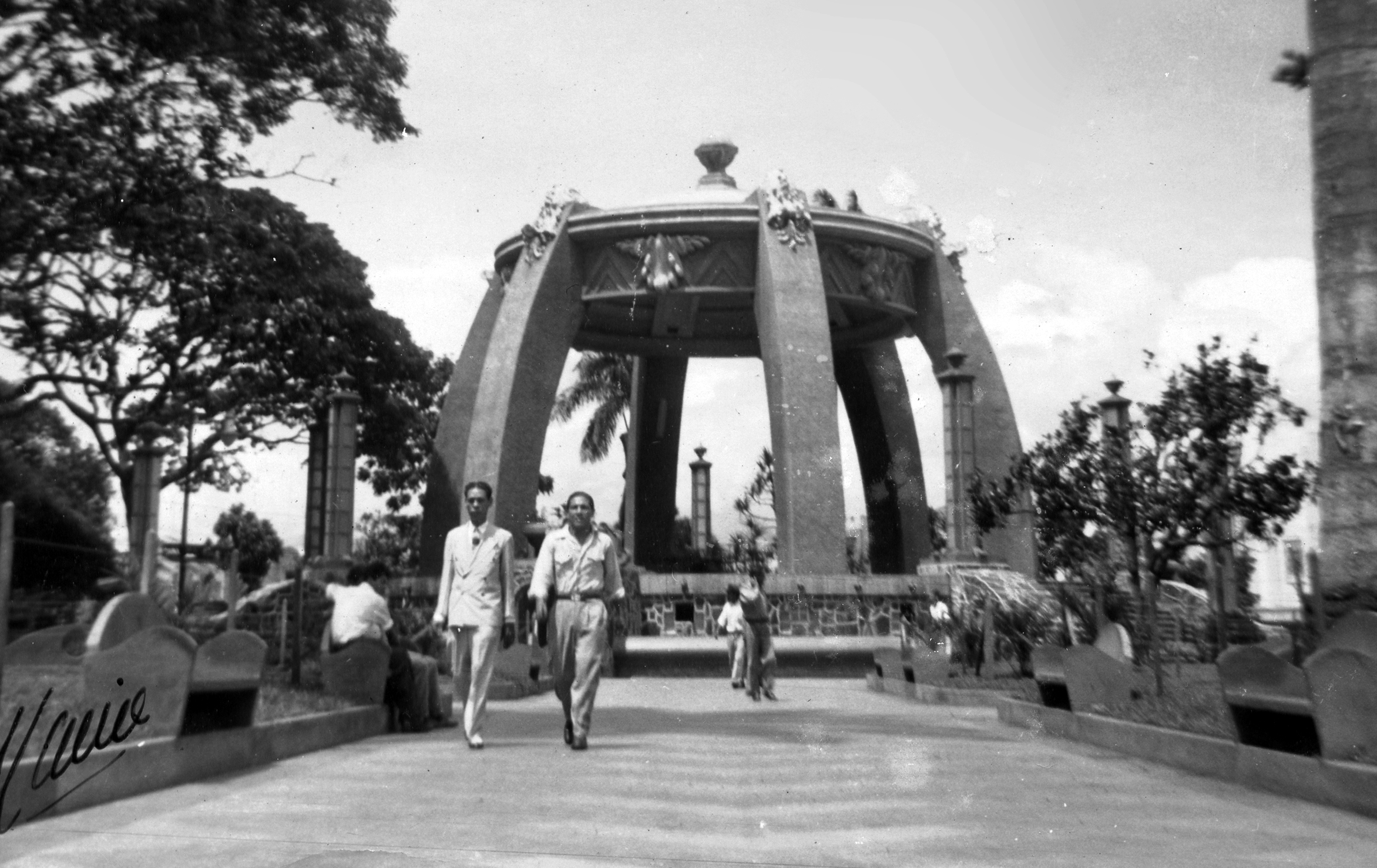 El Parque Central a principios de la década de 1950. Al fondo, el quiosco.
Fotografía de autor no identificado.