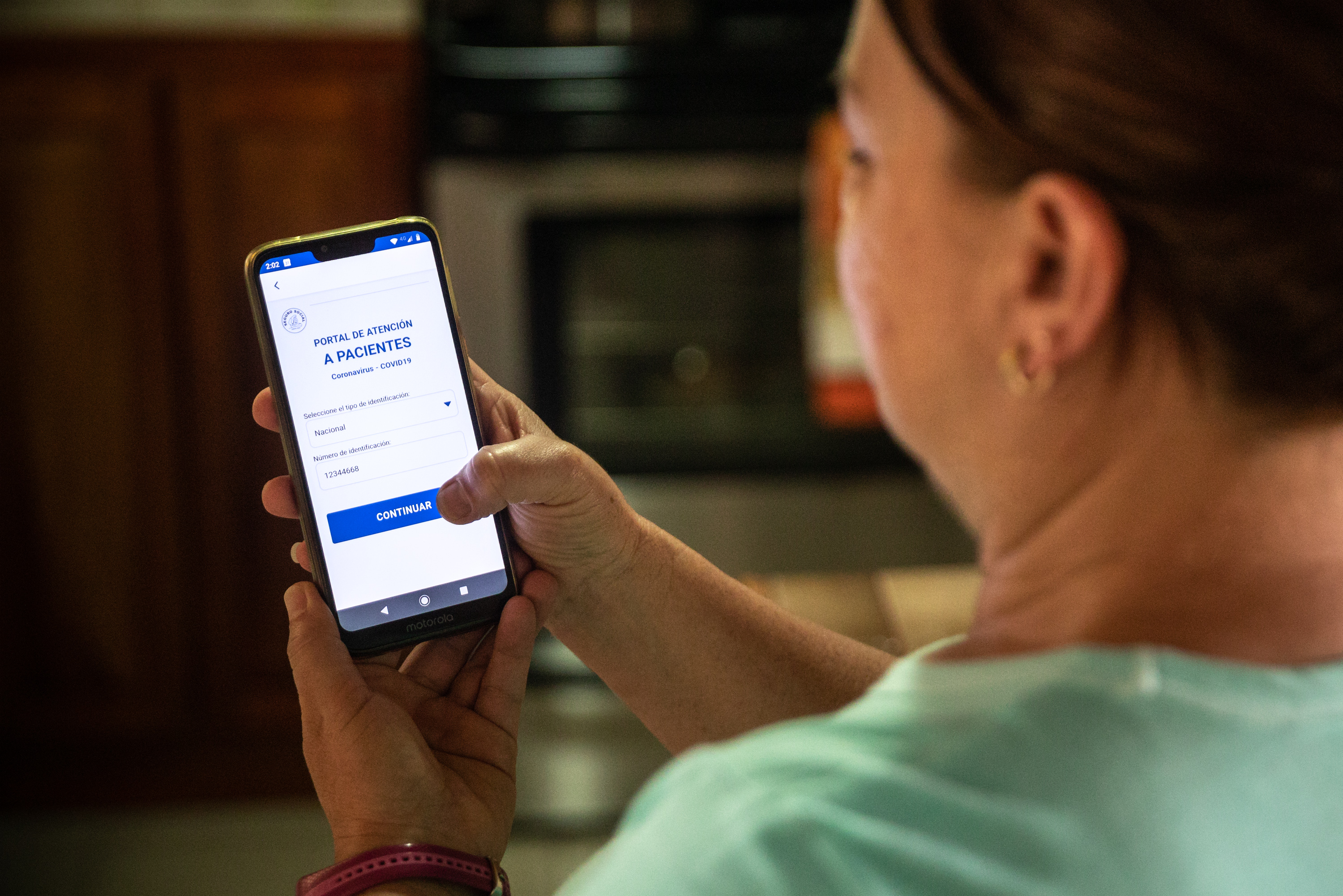 6/5/2020. San Isidro, Heredia. Ama de casa haciendo uso de la aplicación EDUS (Expediente digital único en salud), de la Caja Costarricense del Seguro Social que permite tener acceso a información del expediente digital de los asegurados de la CCSS, ahora también muestra información del nivel de riesgo que tiene cada persona al coronavirus. Foto Jeffrey Zamora