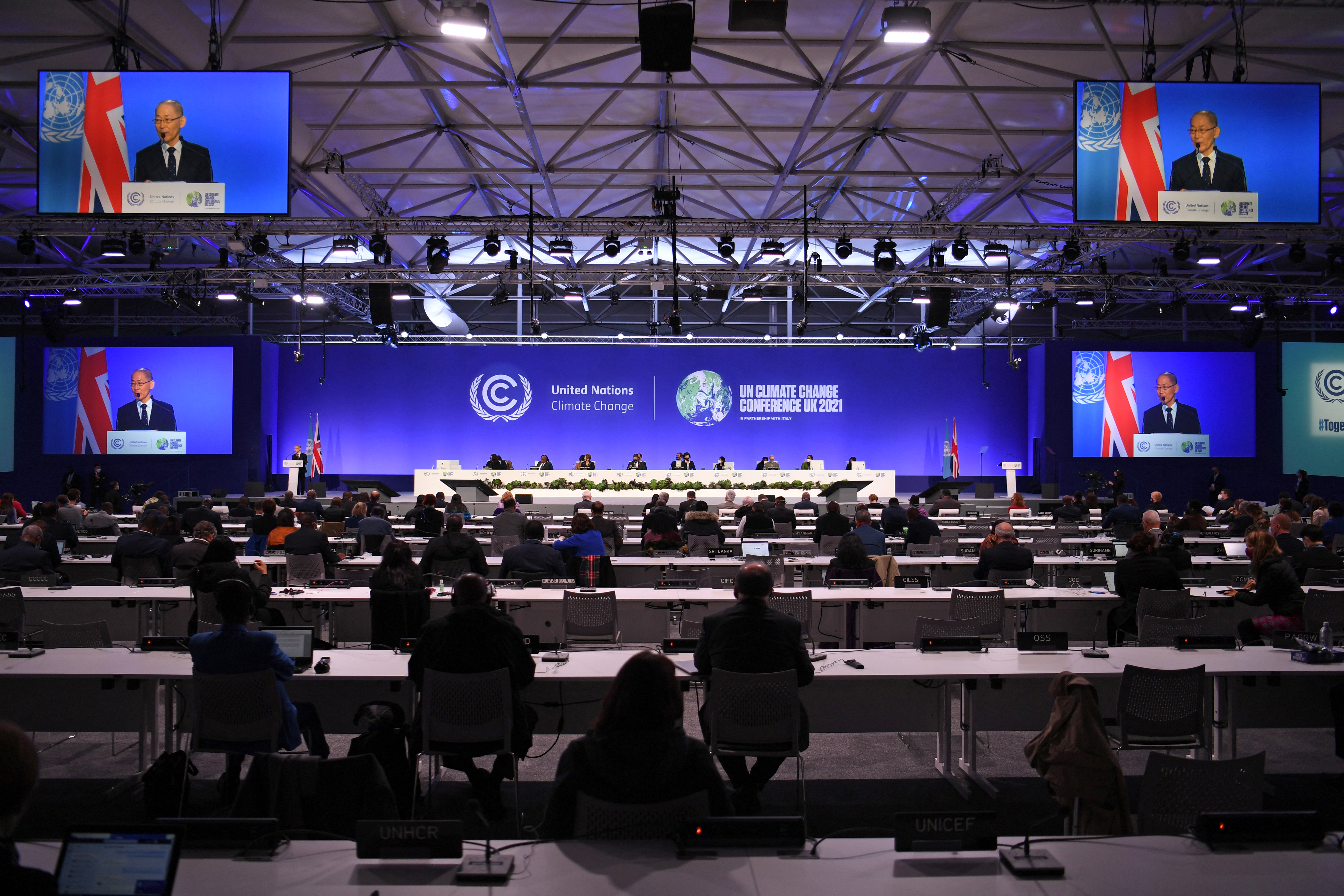 Los delegados asisten a la Primera Reunión Plenaria de la Conferencia de las Naciones Unidas sobre el Cambio Climático COP26 en Glasgow, Escocia, el 31 de octubre de 2021, el primer día de la conferencia. La COP26, que se celebrará del domingo al 12 de noviembre en Glasgow, será la mayor conferencia climática desde la cumbre de París de 2015 y se considera crucial para establecer objetivos de emisiones mundiales para frenar el calentamiento global, así como para afianzar otros compromisos clave.