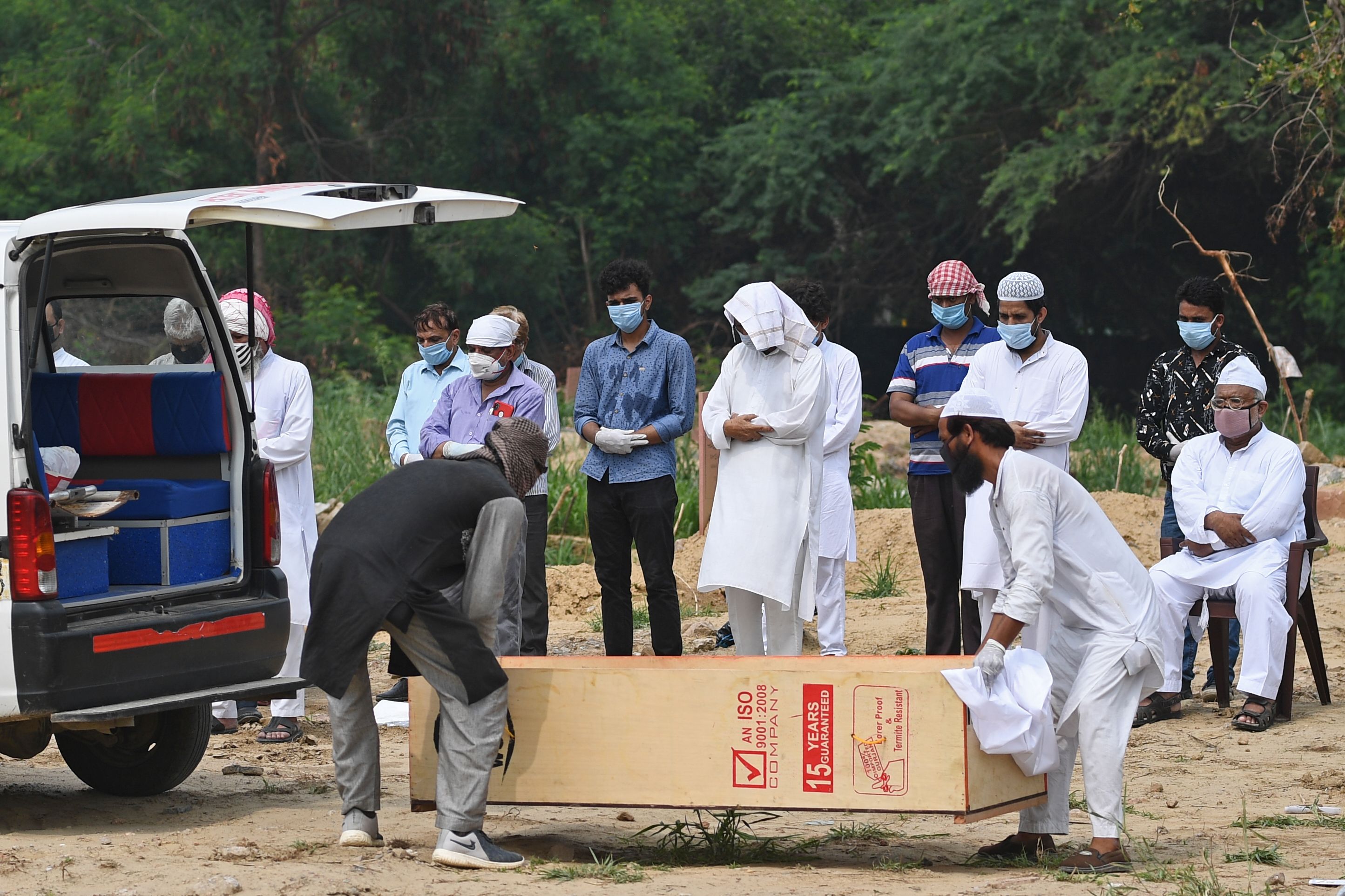 Relatives carry the coffin of a victim, who died from the COVID-19 coronavirus, before the burial at a graveyard in New Delhi on July 6, 2020. - India announced on July 6 that it has nearly 700,000 coronavirus cases, taking it past Russia to become the third-hardest-hit nation in the global pandemic. The health ministry said 697,358 cases had now been recorded, a rise of 24,000 in 24 hours, while Russia has just over 681,000. (Photo by Sajjad HUSSAIN / AFP)