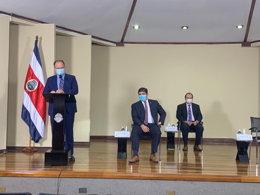 Elian Villegas, jerarca del Ministerio de Hacienda, presentó el resultado fiscal del Gobierno Central este miércoles 26 de enero. El mandatario Carlos Alvarado, y el viceministro de Hacienda, Isaac Castro, le acompañaron.