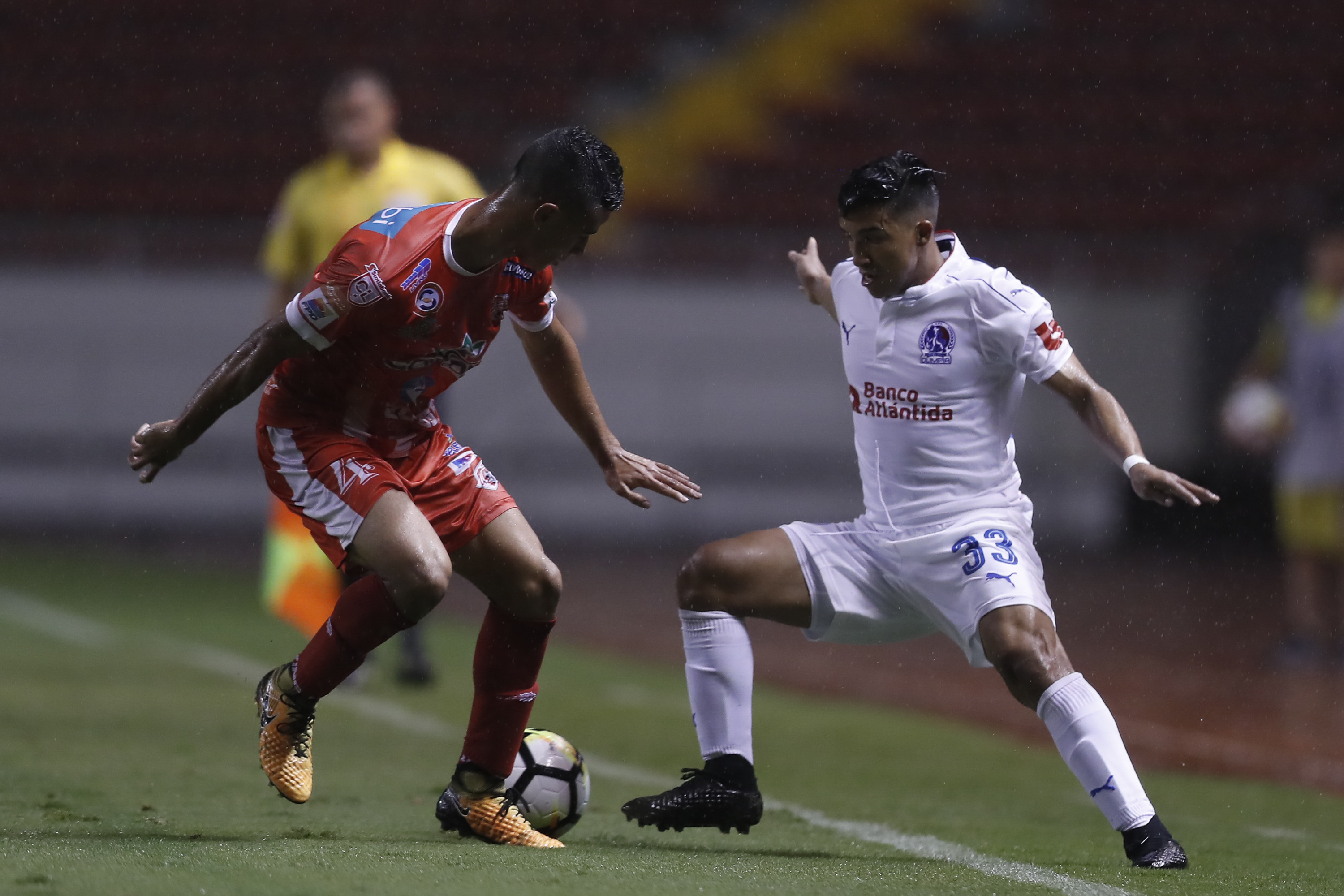 Ian Smith intenta quitarle el balón a Michael Chirinos en el primer tiempo entre Santos y Olimpia.