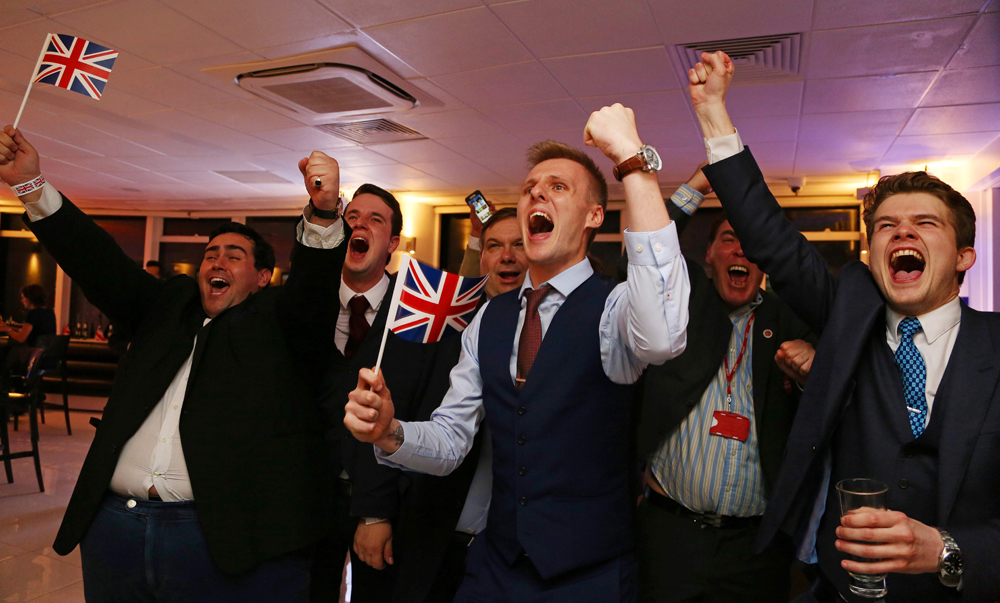 Simpatizantes de la salida del Reino Unido de la UE gritaban y agitaban banderas del país, en Londres, mientras conocían los resultados favorables a su causa. | AFP