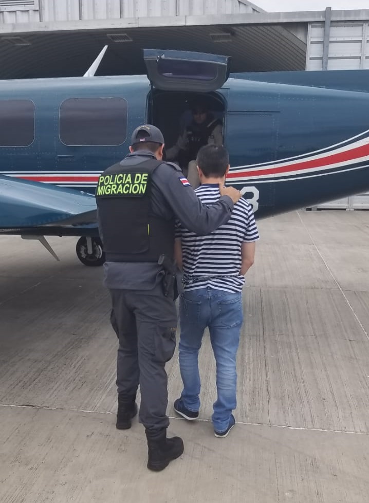 El sacerdote fue detenido en Sardinal y llevado hasta Liberia. De ahí fue trasladado vía aérea hasta San José. Foto: Cortesía de Migración