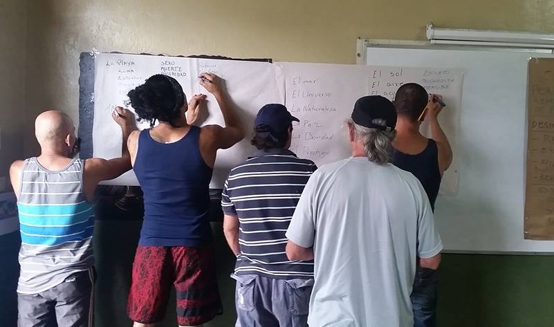En los talleres trabajan el tema del reencuentro consigo mismos, con sus familias y con la sociedad.