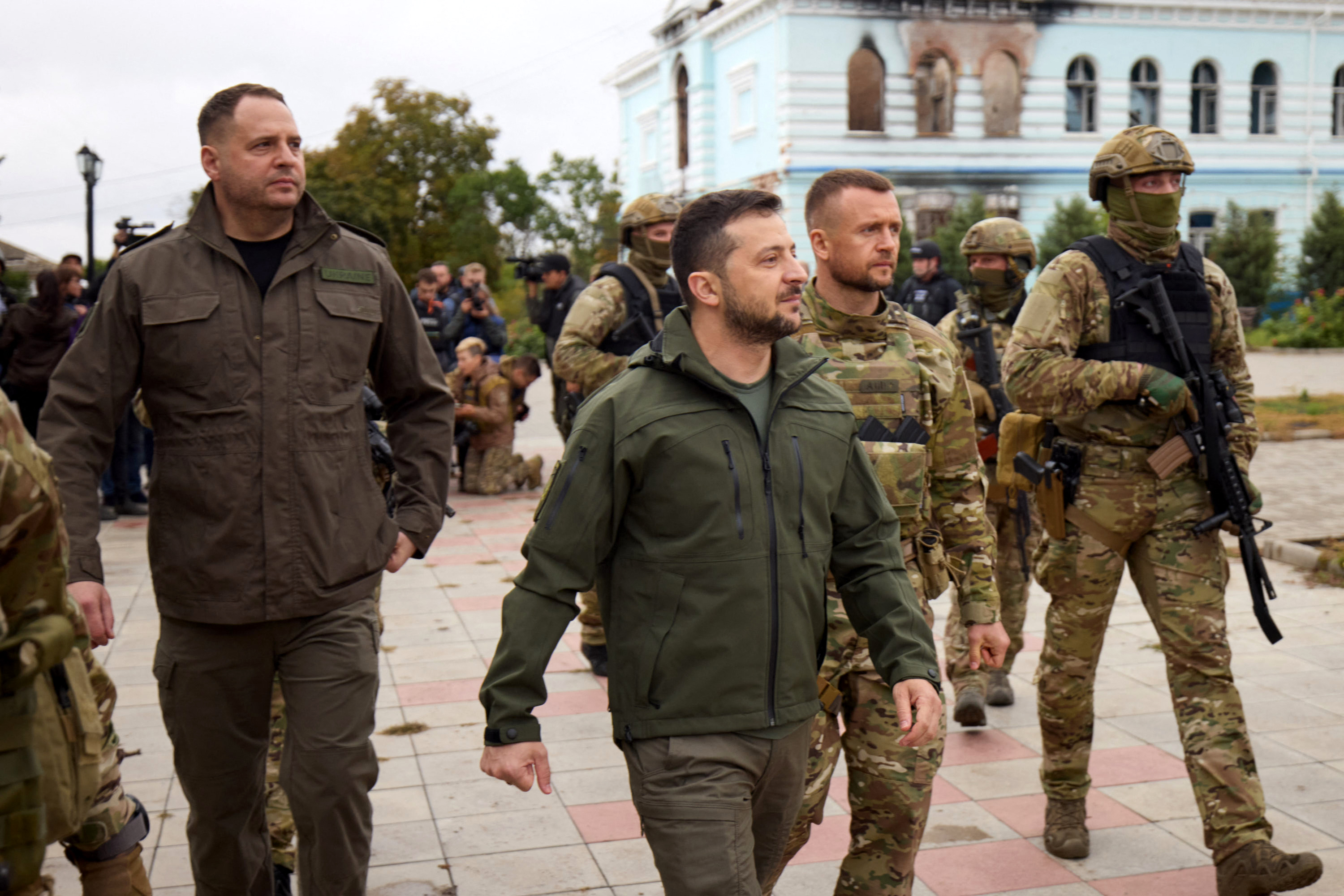 This handout picture taken and released by the Ukrainian Presidential press-service on September 14, 2022 shows Ukrainian President Volodymyr Zelensky (C) walking during his visit to the de-occupied city of Izyum, Kharkiv region. - Zelensky on Wednesday visited the east Ukraine city of Izyum, the military said, one of the largest cities recently recaptured from Russia by Kyiv's army in a lightning counter-offensive. (Photo by Ukrainian presidential press-service / AFP) / RESTRICTED TO EDITORIAL USE - MANDATORY CREDIT "AFP PHOTO / Ukrainian Presidential press-service" - NO MARKETING NO ADVERTISING CAMPAIGNS - DISTRIBUTED AS A SERVICE TO CLIENTS
