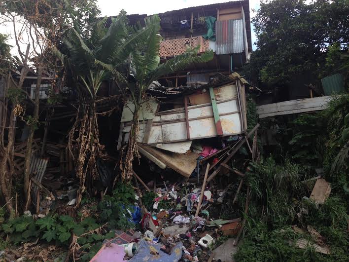 Una vivienda cayó la tarde de este viernes a un guindo en Tibas, propiamente debajo del puente que pasa por el río Virilla en la ruta 32.