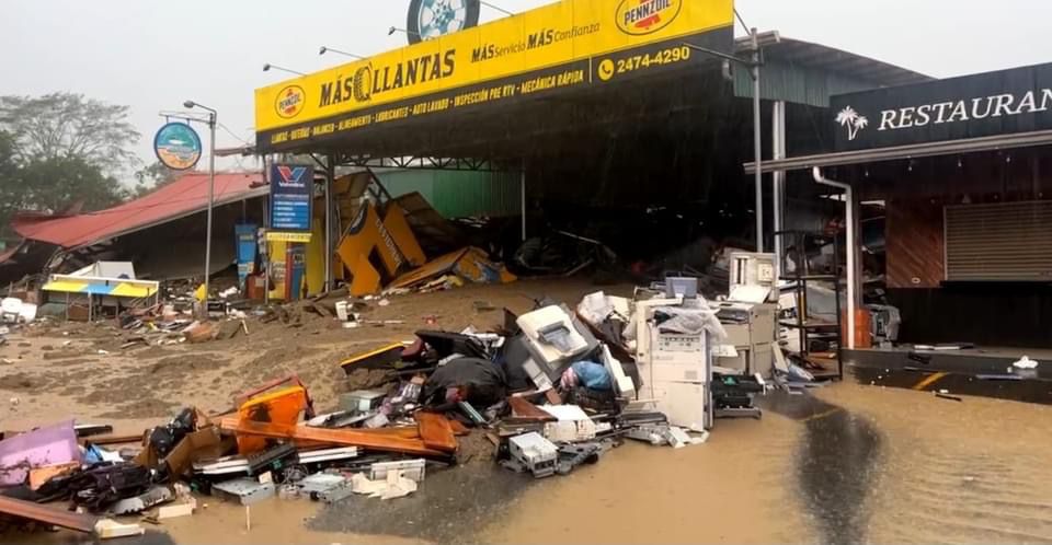 El local Más Llantas fue uno de los fectados por el desborde del río Aguas Zarcas en Aguas Zarcas de San Carlos (Alajuela) que destruyó parcialmente ese y otros negocios allí. Fotografía: Comisión Nacional de Emergencias.