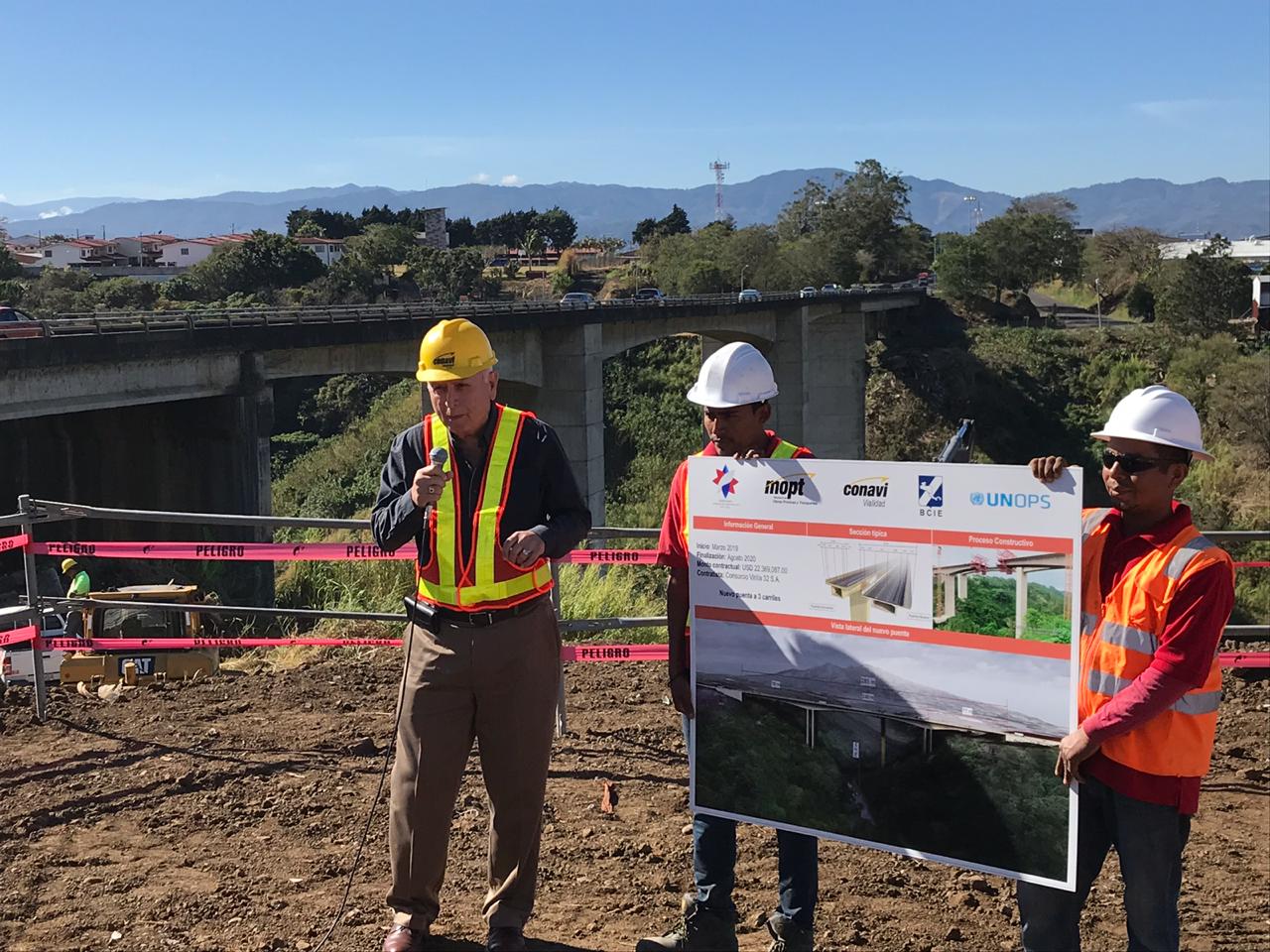 El ministro Rodolfo Méndez dijo que las obras son importantes para el país. Foto: Alonso Tenorio